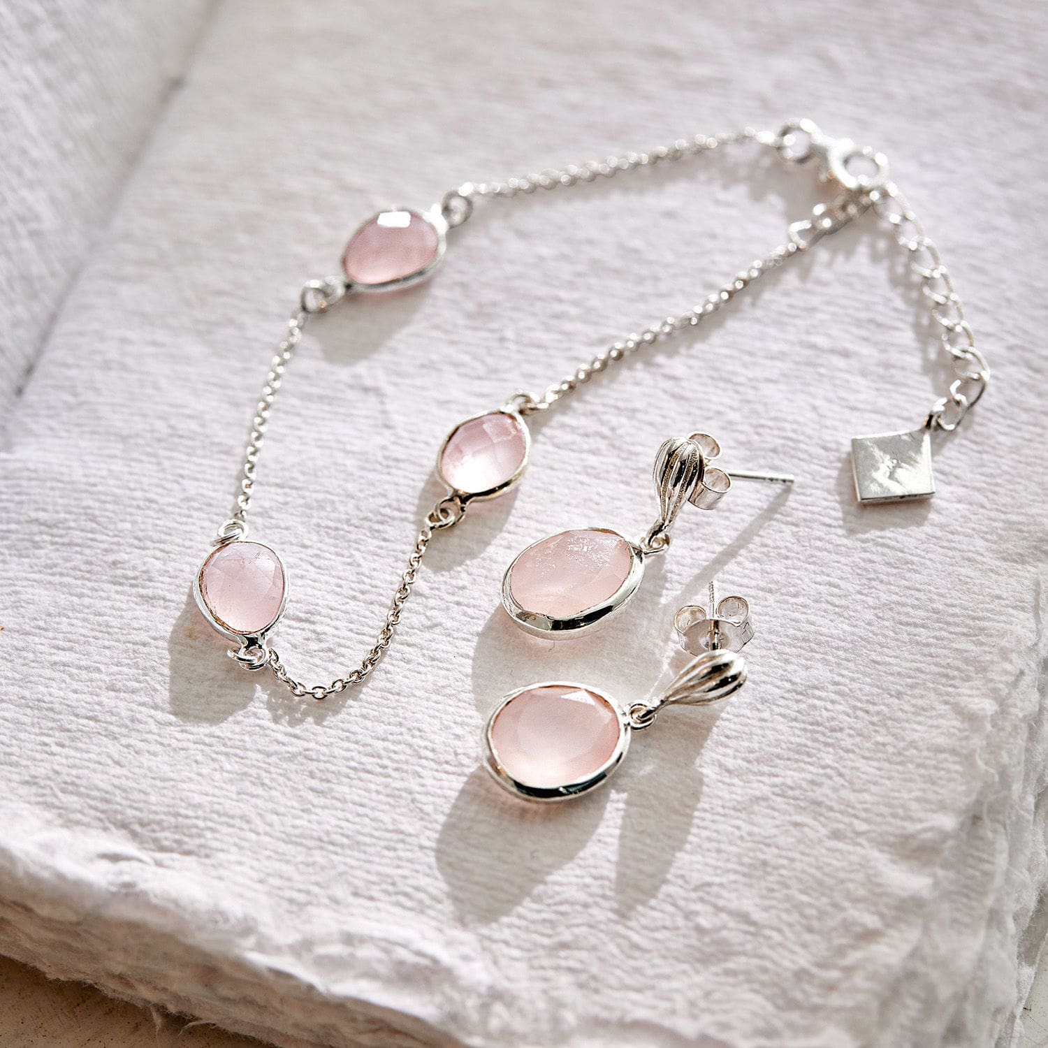 Feiner Silberschmuck mit rosa Steinen an Kette und Ohrringen, elegantes Schmuckset