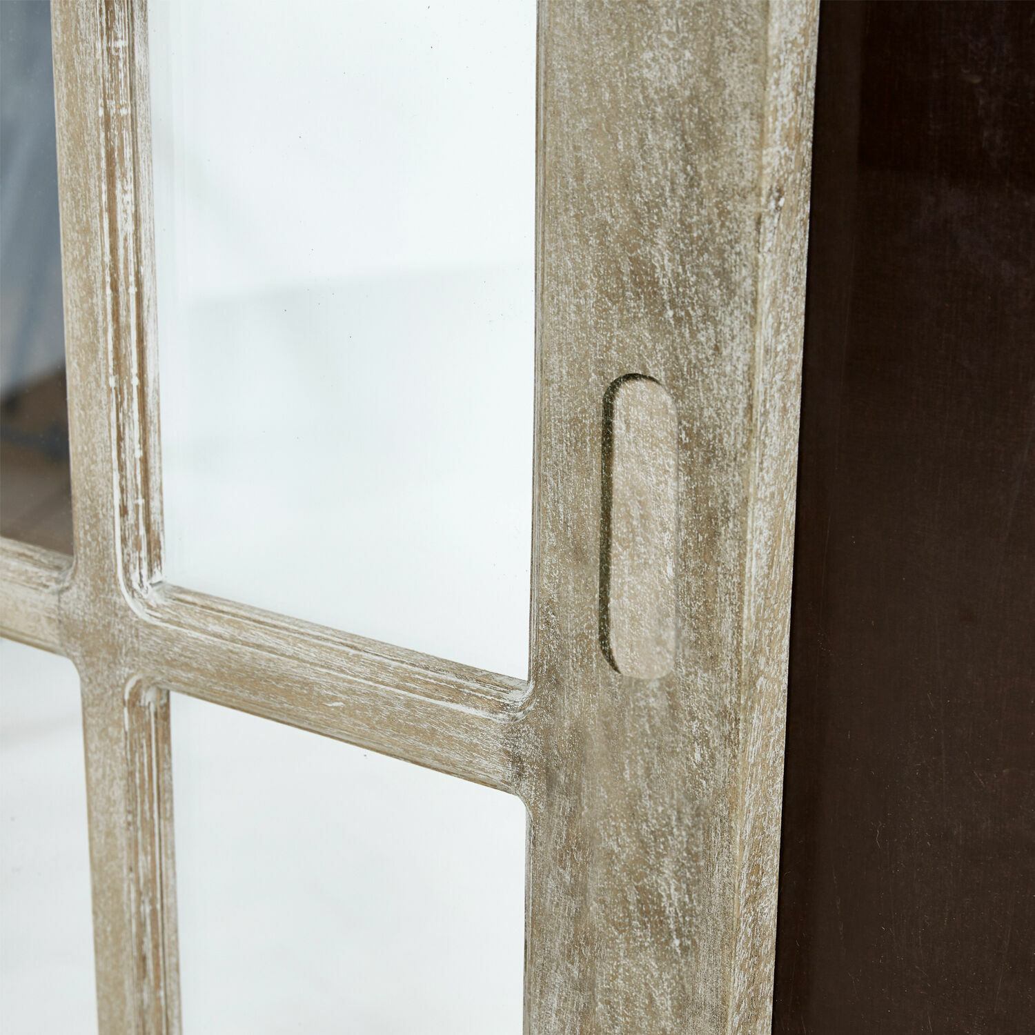 Detail einer hellbraunen Holztür mit Glasfenstern im rustikalen Einrichtungsstil
