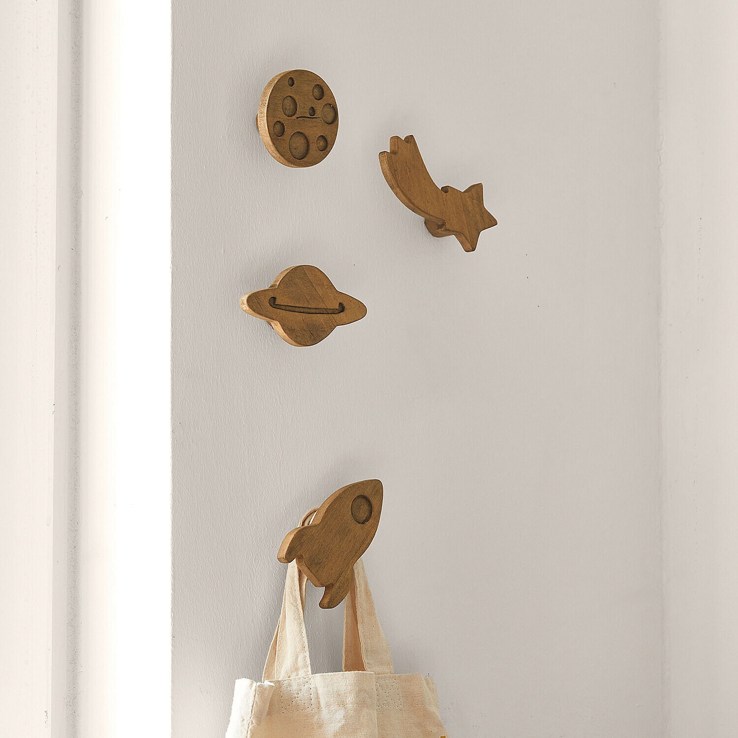 Wandhaken 4er Set Xeltra Wandhaken aus Holz in Form von Rakete, Planet, Komet und Mond in Naturfarbe für Kinderzimmer