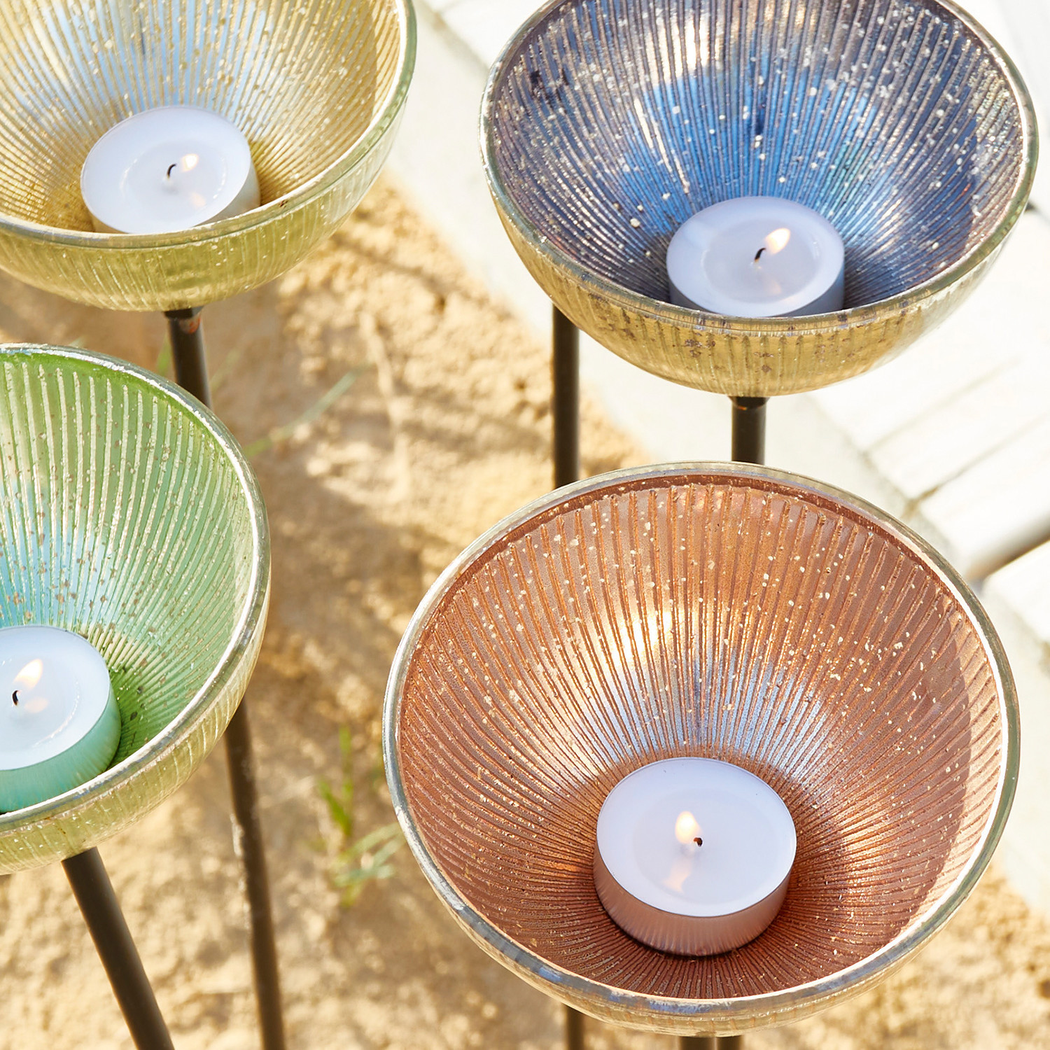 Bunte Glas-Teelichthalter auf Metallständern für Garten- und Wohnraumdekoration
