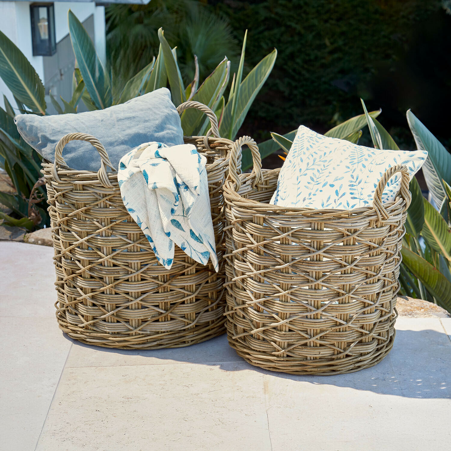 Korb 2er Set Calvado Zwei naturfarbene Weidenkörbe mit Kissen und Decke, Outdoor-Gartendekoration