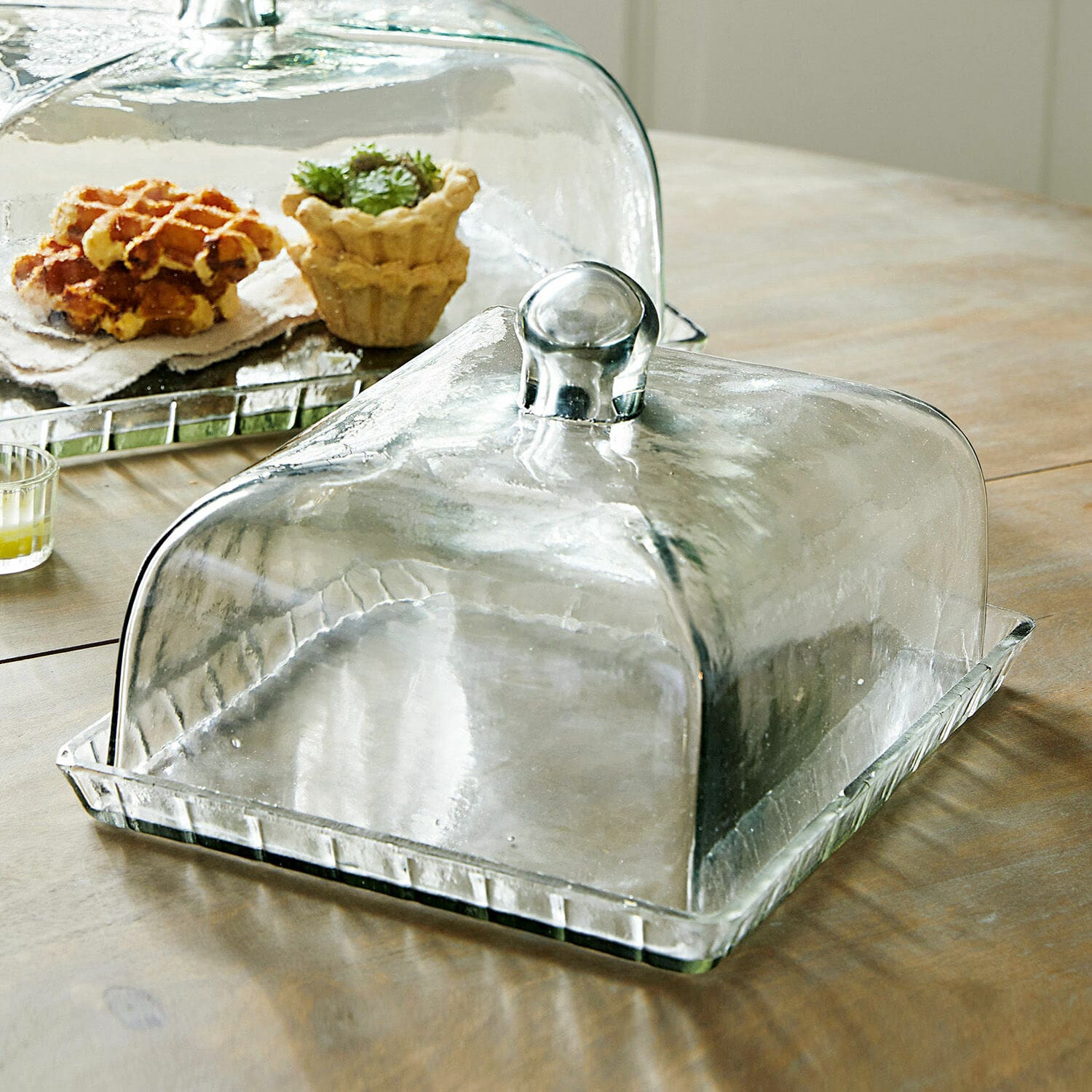 Glasglocke mit Platte Termes Transparente Glasglocke mit quadratischem Tablett zum Servieren von Kuchen und Snacks