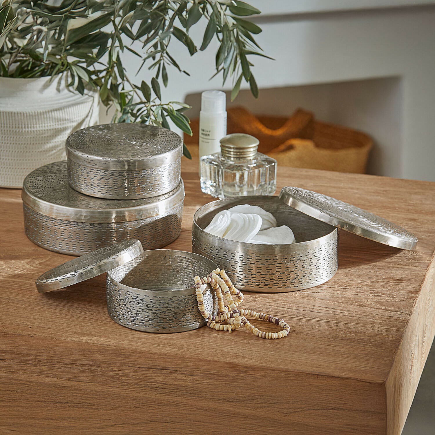 Dose 4er Set Silvaras Set aus drei runden Metallbehältern in Silber zum Aufbewahren von Kosmetik und Schmuck auf Holztisch