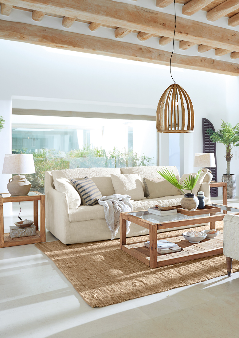 Helles Wohnzimmer mit beigem Sofa, Holztisch und natürlichem Jute-Teppich, gemütliches Ambiente