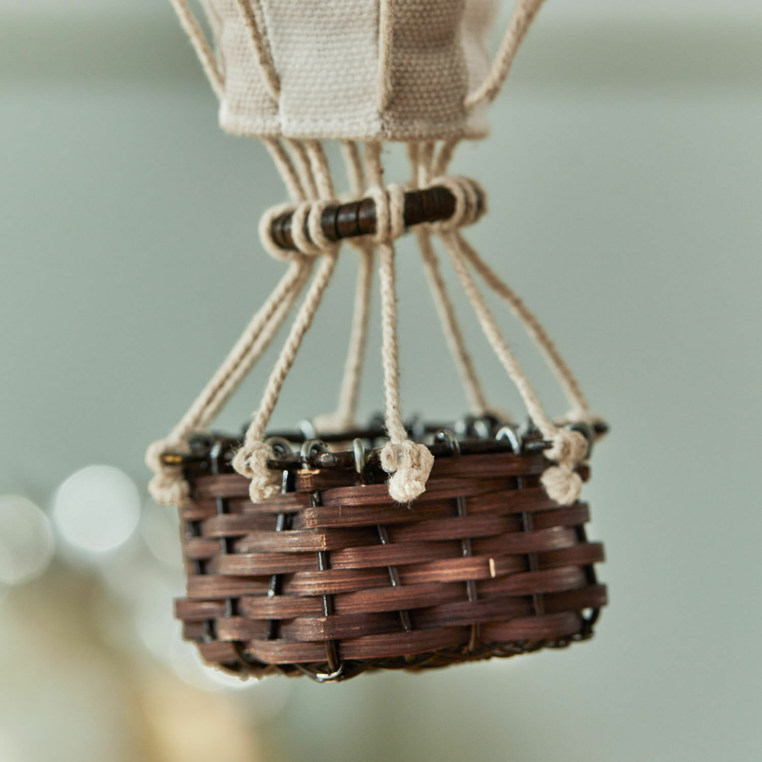 Dekorativer Korb aus dunklem Weidengeflecht mit Baumwollkordeln zum Aufhängen, Wohnaccessoire