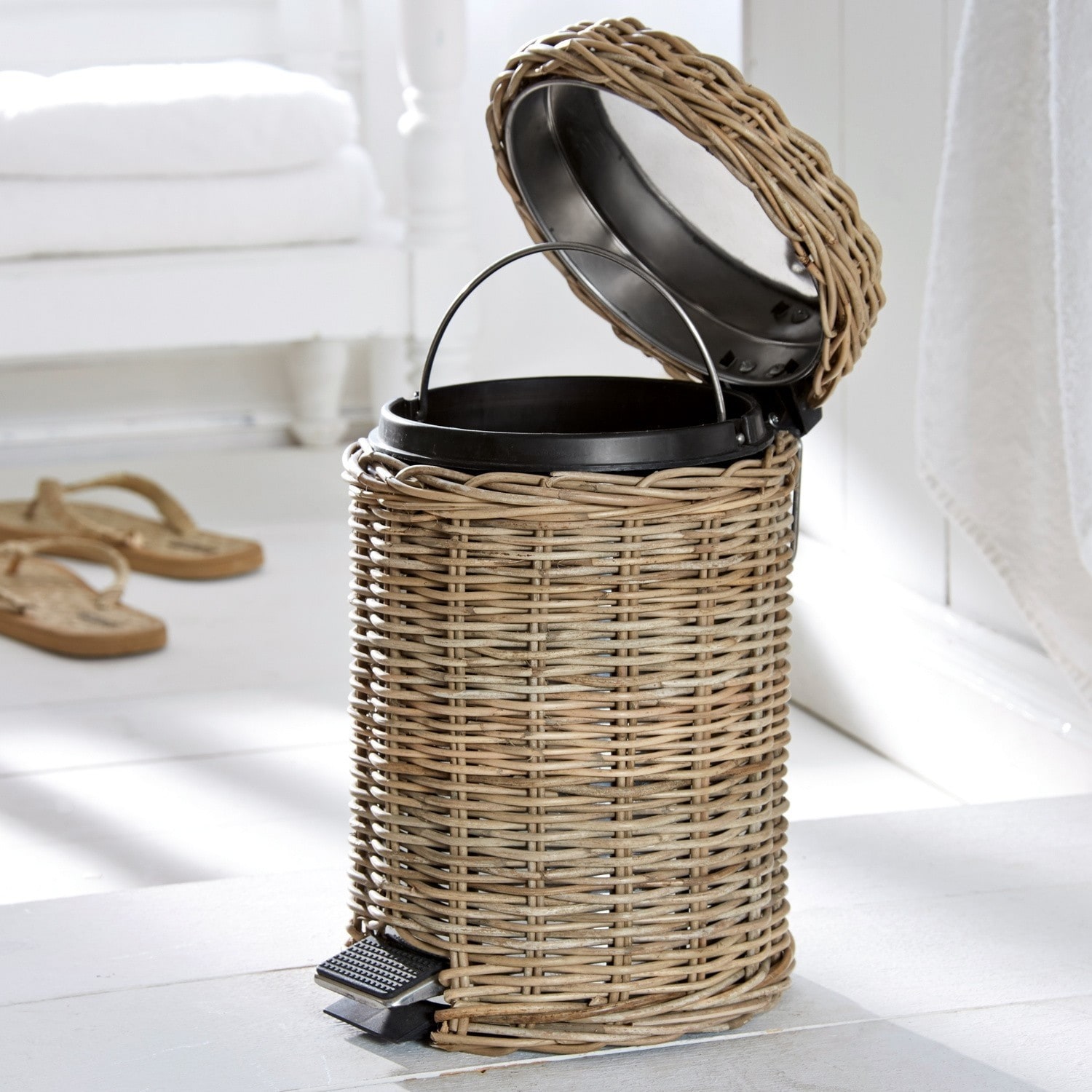 Mülleimer aus Rattan und Metall in Naturfarbe mit Fußpedal für das Badezimmer