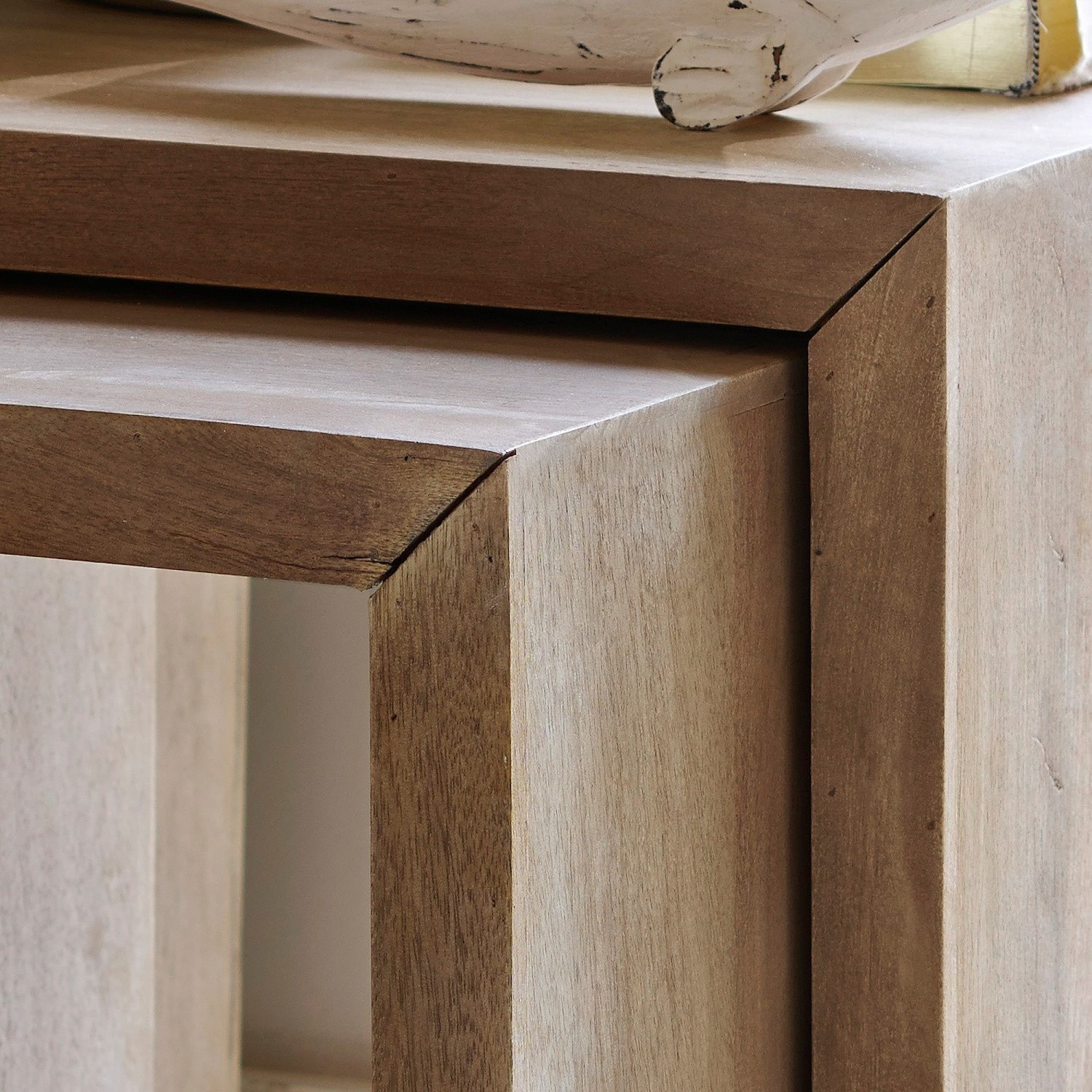 Eckdetail eines Möbelstücks aus hellem Naturholz für Wohnraumgestaltung und Einrichtung