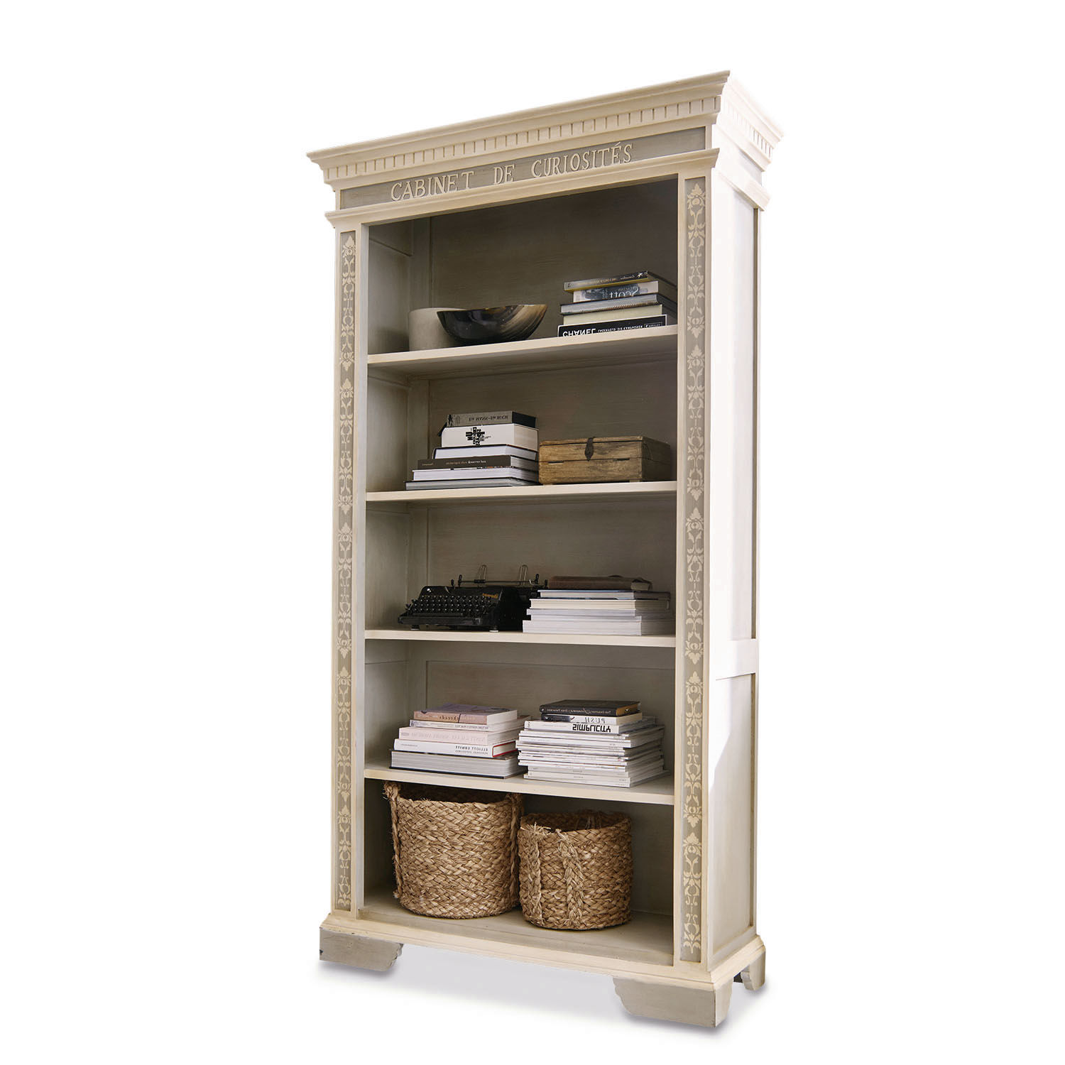 Beige Holzregal mit dekorativem Muster, gefüllt mit Büchern und Körben aus Seegras
