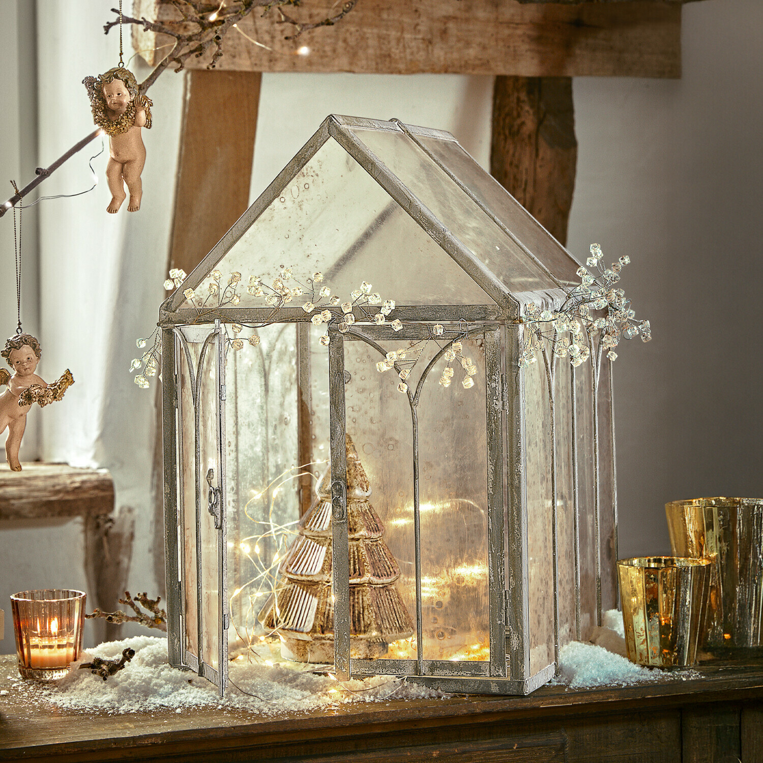 Deko-Haus Bellunas Glasdeko in Hausform mit Metallrahmen und Lichterkette, festliche Weihnachtsdekoration auf Tisch