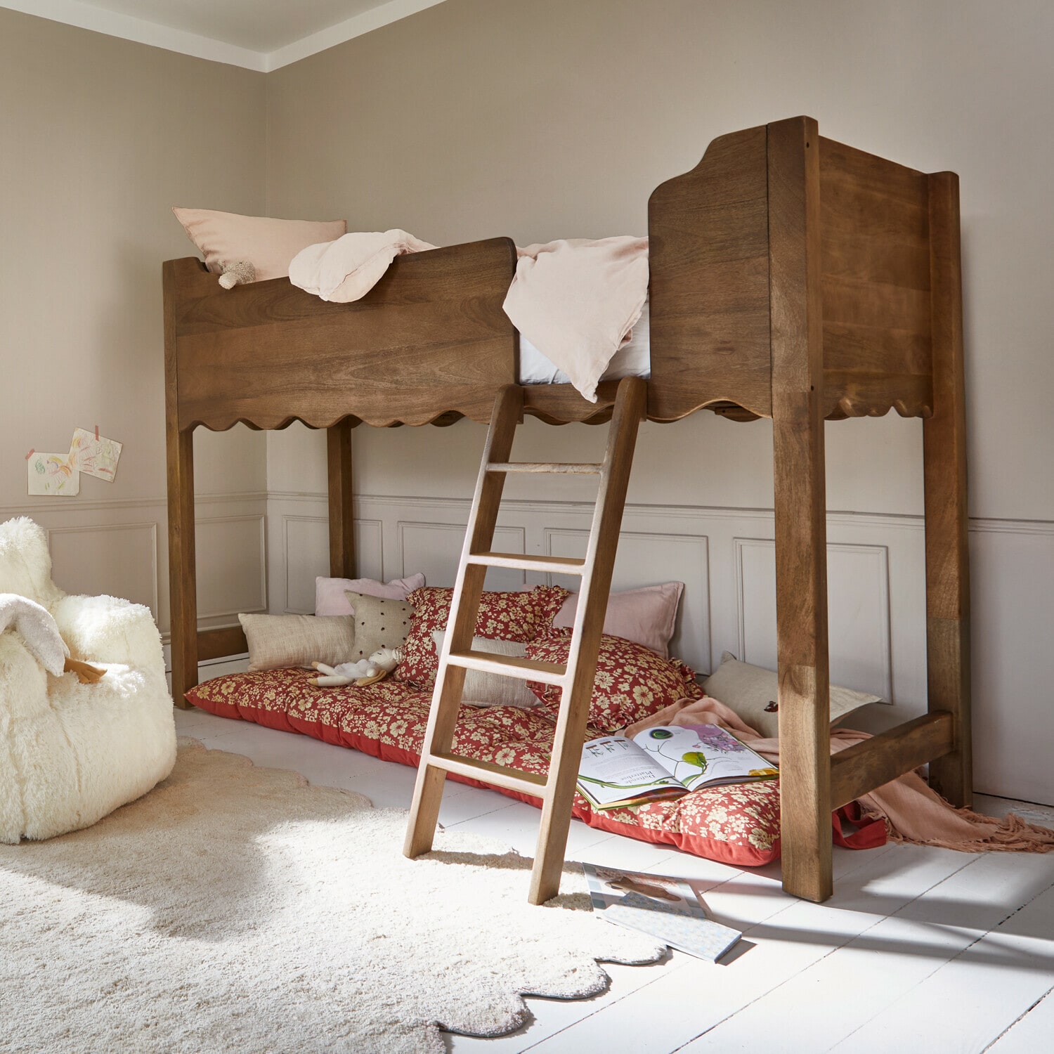 Hochbett Jomilas Braunes Holz-Hochbett mit Leiter und weichen Kissen unten, gemütliches Kinderzimmer mit Teppich