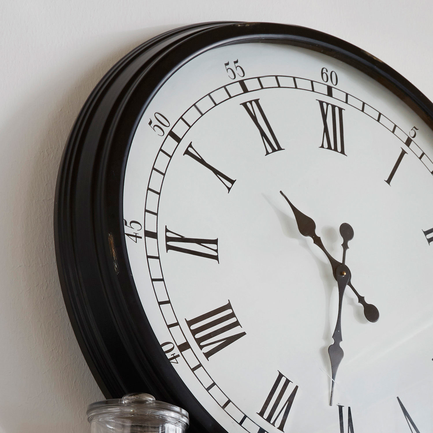 Große runde Wanduhr mit schwarzem Rahmen und weißem Zifferblatt mit römischen Zahlen, Wohnaccessoire