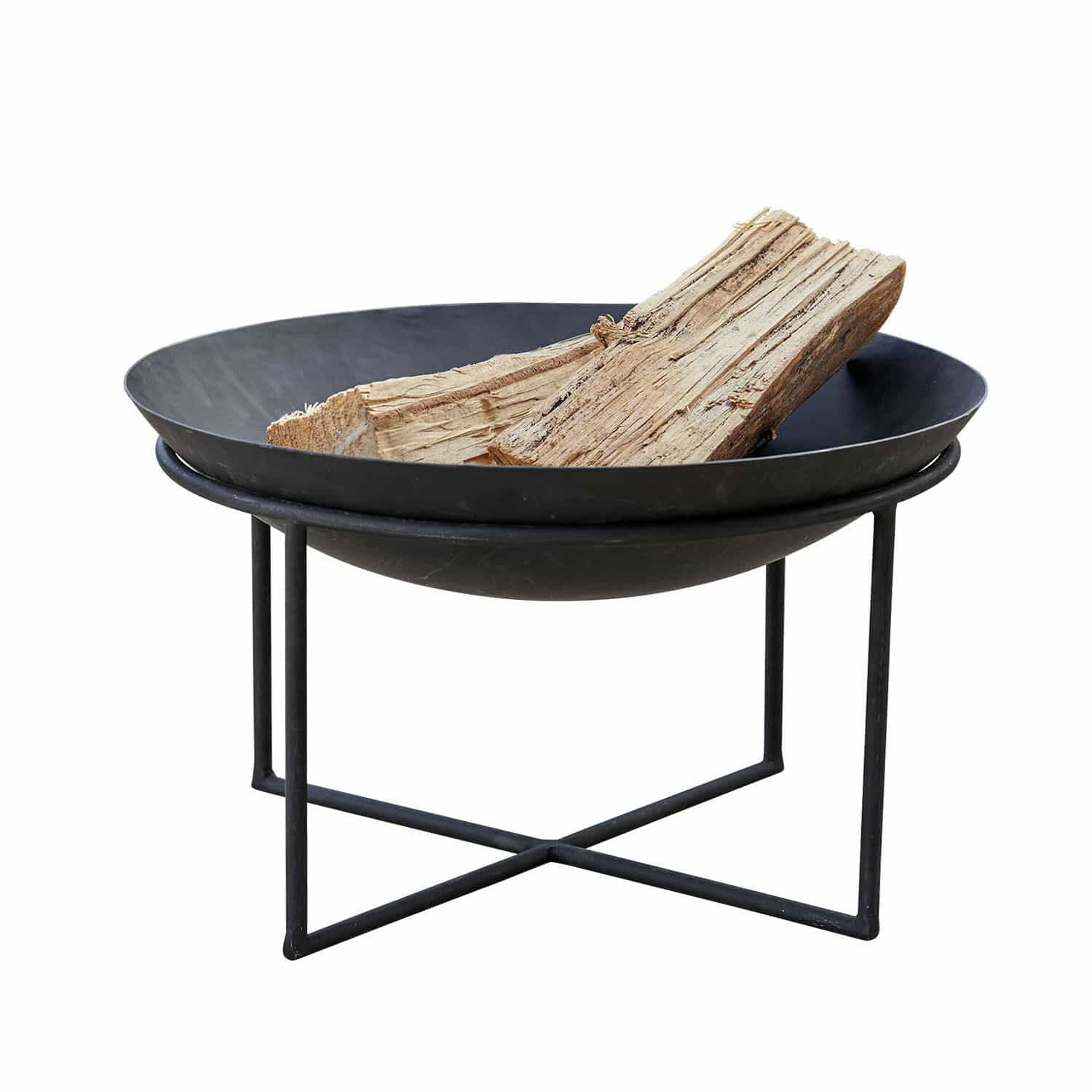 Schwarzes Metall-Feuerkorb auf Gestell mit Holz, ideal für Garten und Lagerfeuer