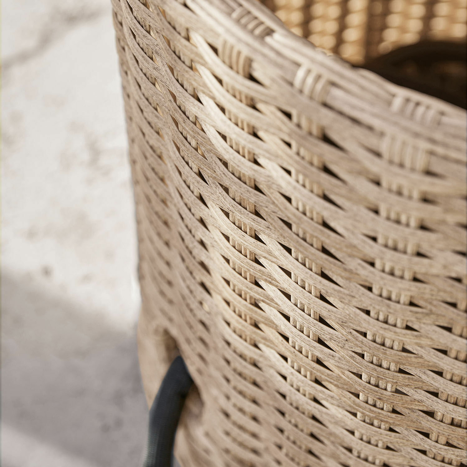 Heller naturfarbener Korb aus geflochtenem Rattan für Aufbewahrung und Dekoration