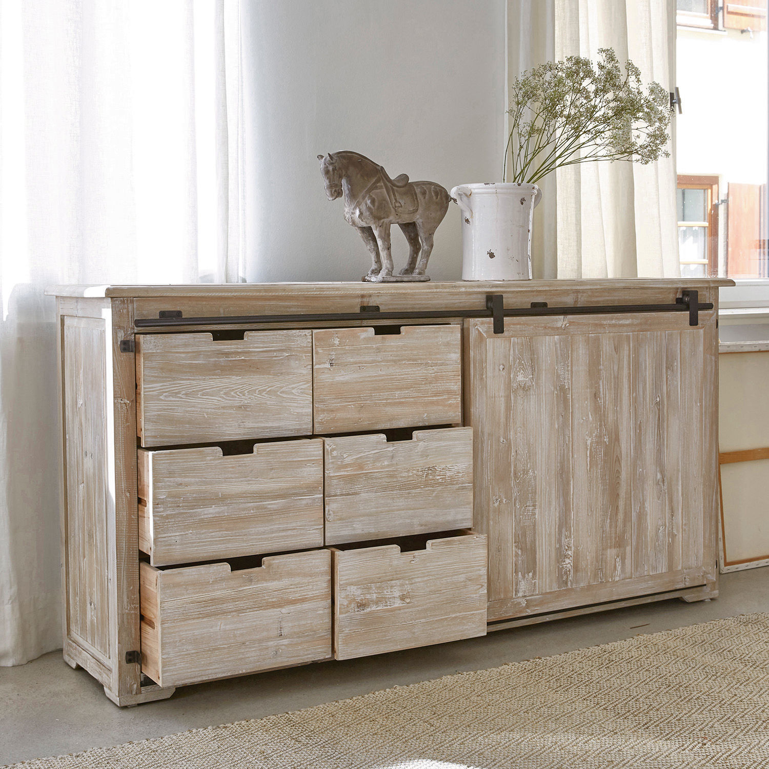 Vintage Holzkommode mit sechs Schubladen und Schiebetür in hellem Farbton für Stauraum