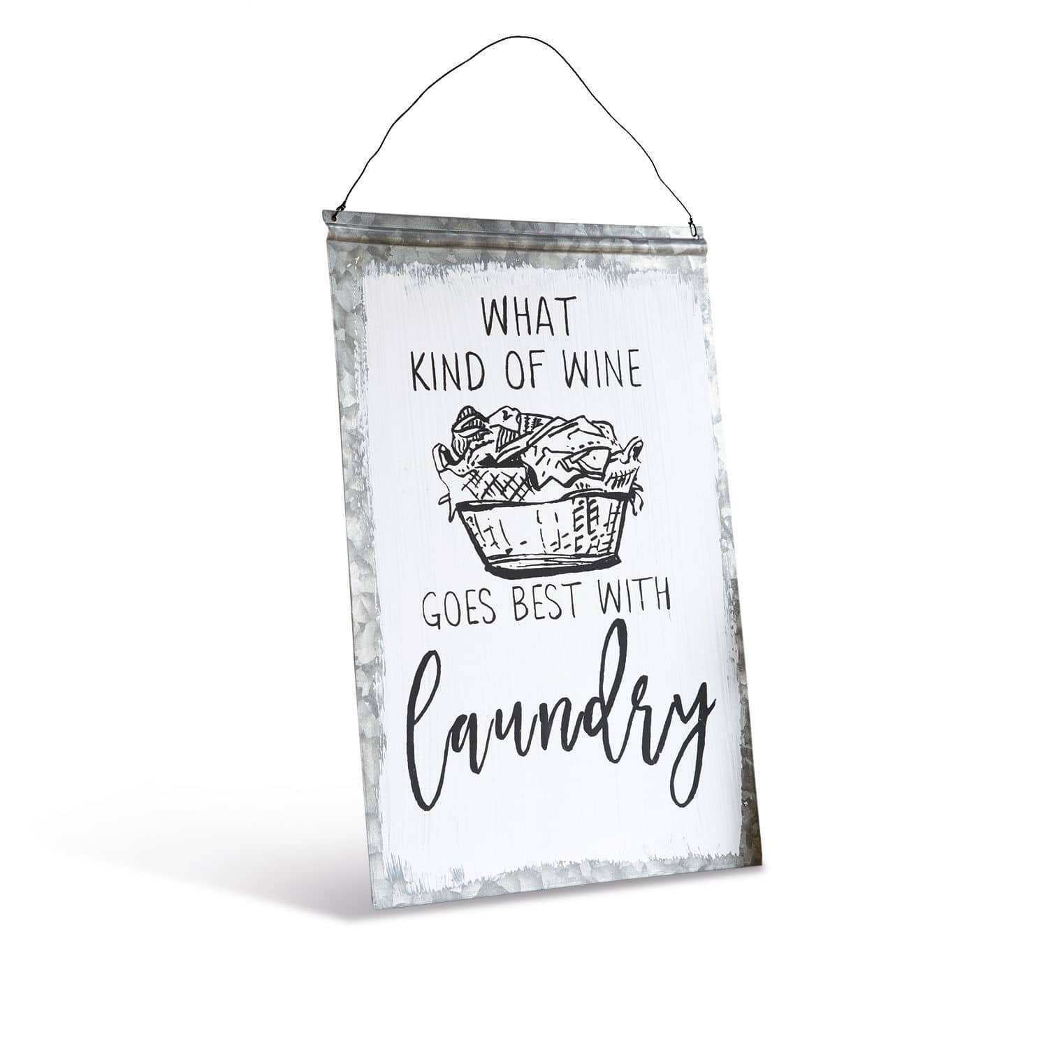 Metall-Wandschild mit schwarzem Text über Wein und Wäsche in Weiß für Wohnraumdeko