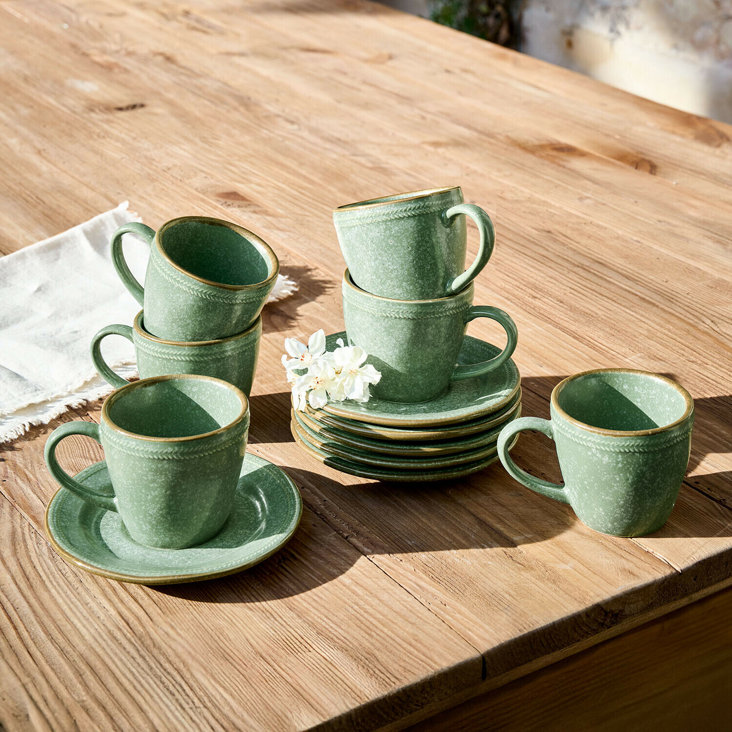Tasse mit Untertasse 6er Set Norrvik Set grüne Keramiktassen und Untertassen auf Holztisch mit Blume, Geschirr-Set