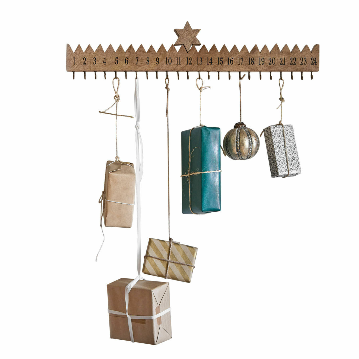 Holz-Adventskalender mit 24 Haken und hängenden Geschenken in natürlichen Farben