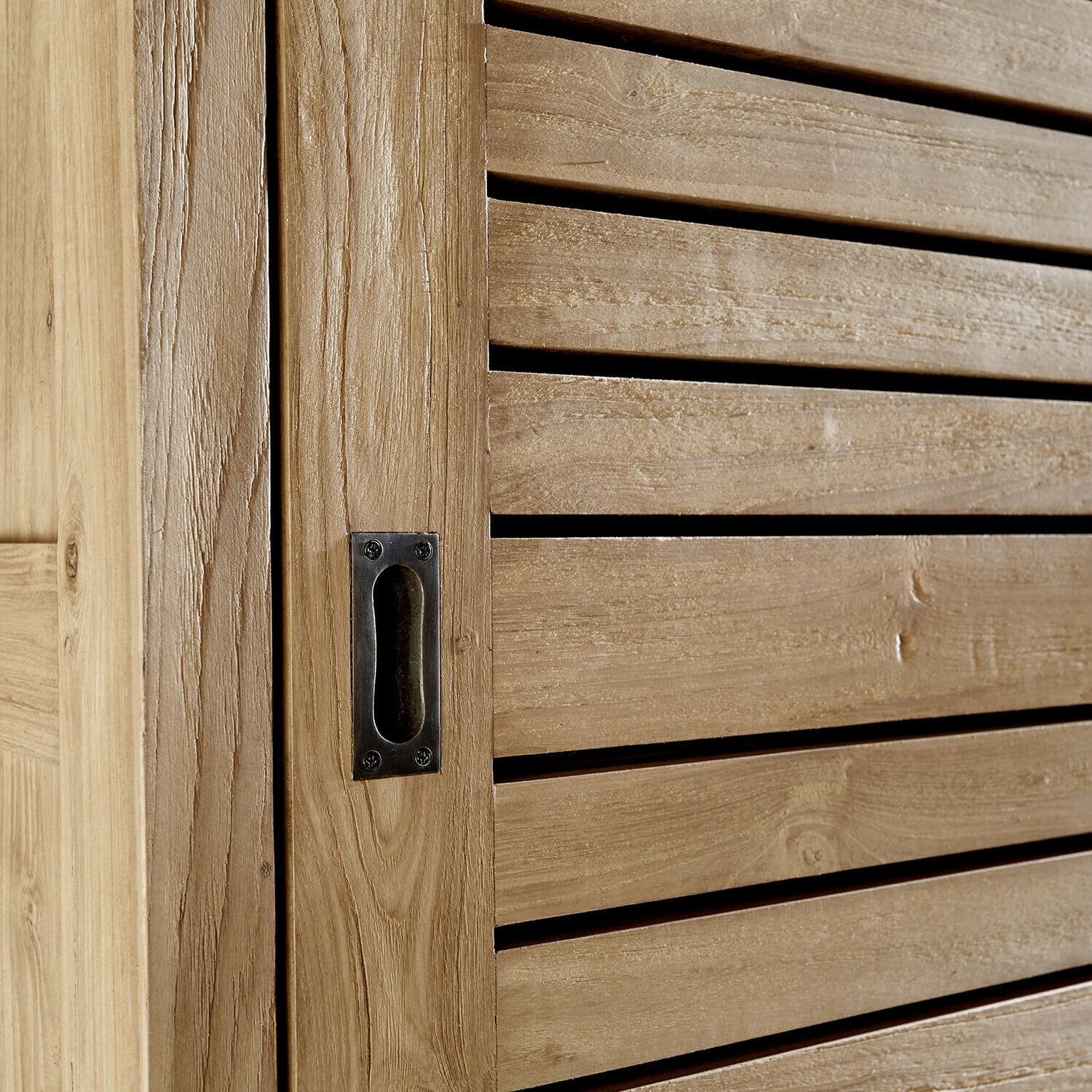 Natürliche Holztür mit horizontalen Lamellen und eingelassenem Metallgriff zum Schieben