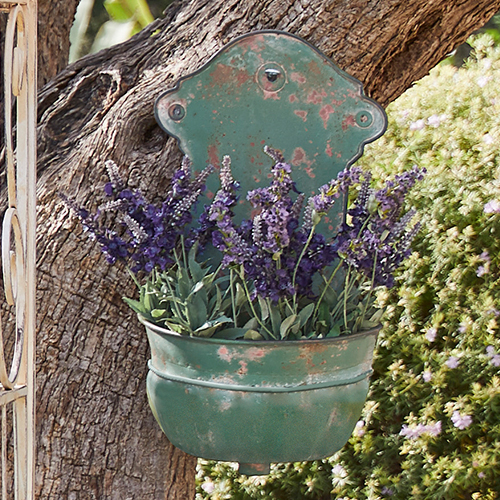 Grüne Metall-Wandblumenkasten mit Vintage-Effekt und violetten Lavendelblüten für Garten