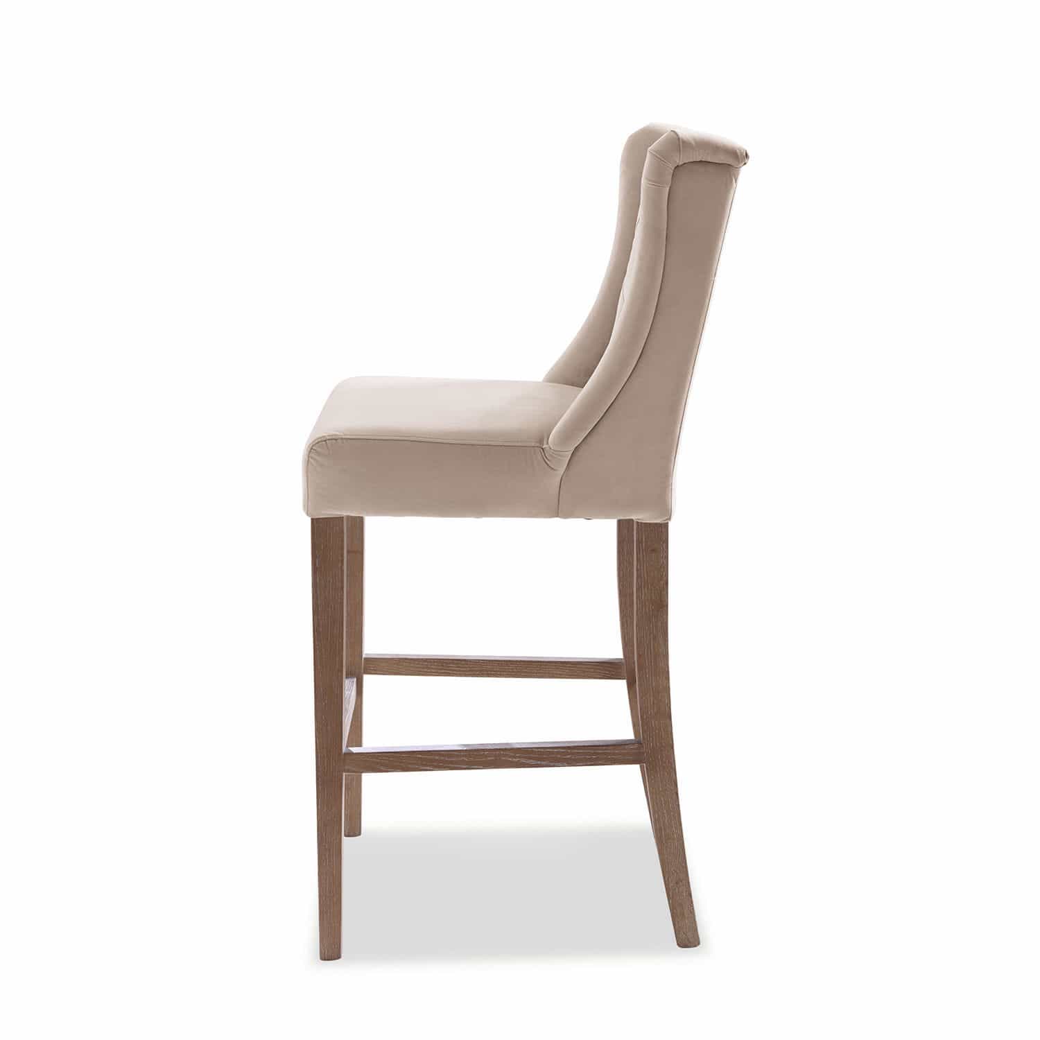 Beiger Barhocker mit weichem Polster und natürlichem Holzgestell für Küche und Bar