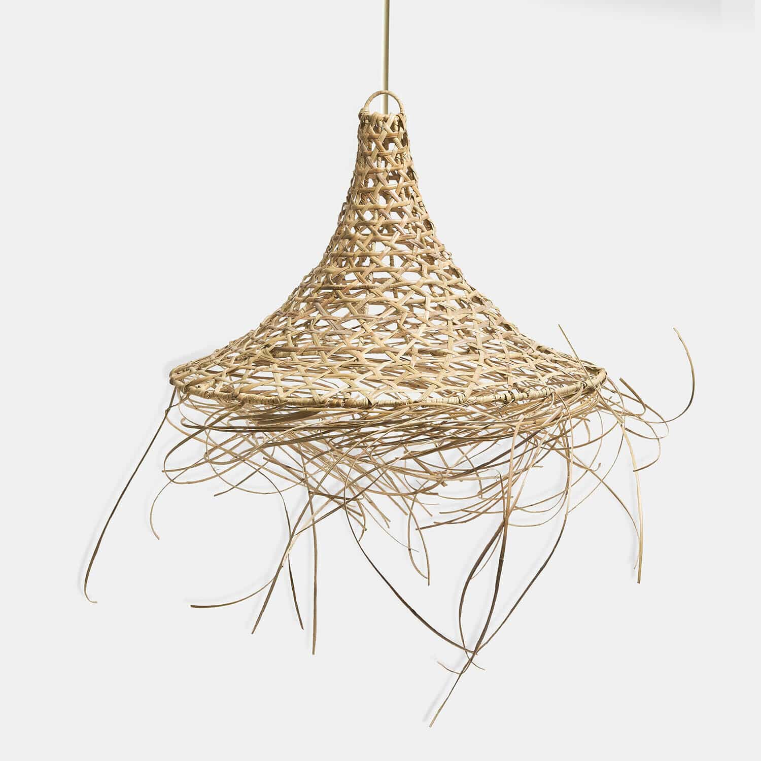 Hängelampe aus natürlichem Rattan in hellem Braun mit dekorativen Fransen, Boho-Stil Leuchte