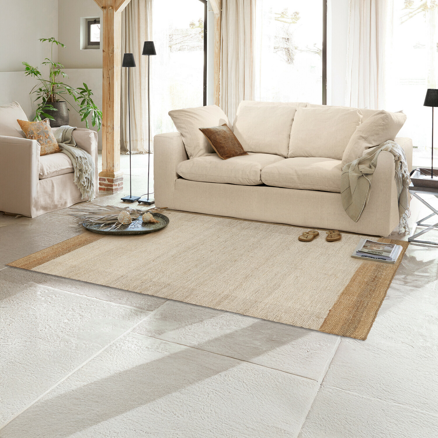 Teppich Estelune Beiger Teppich aus Naturmaterial im hellen Wohnzimmer mit Sofa und Sesseln, Wohnraumgestaltung
