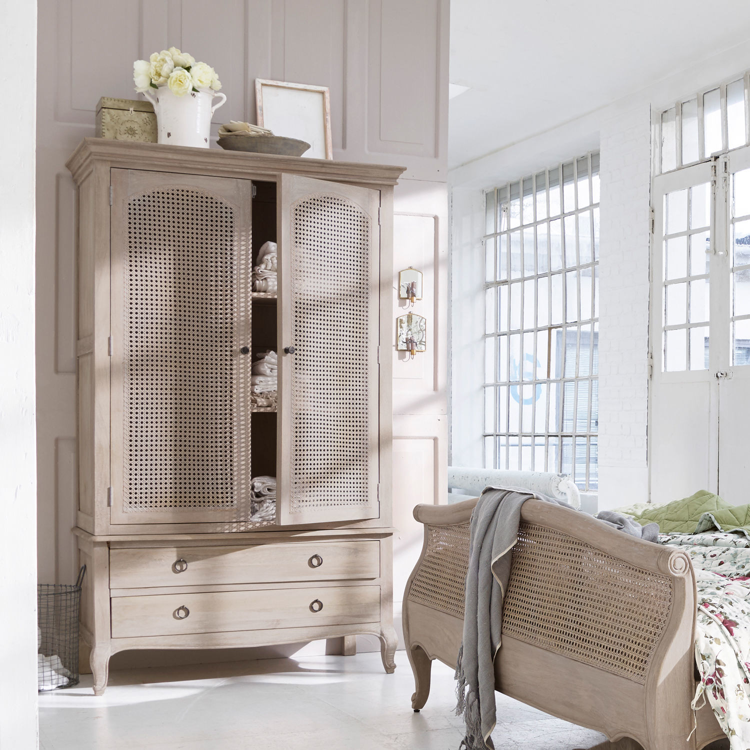 Vintage Holzschrank und Bett in hellem Beige in einem hellen, geräumigen Zimmer