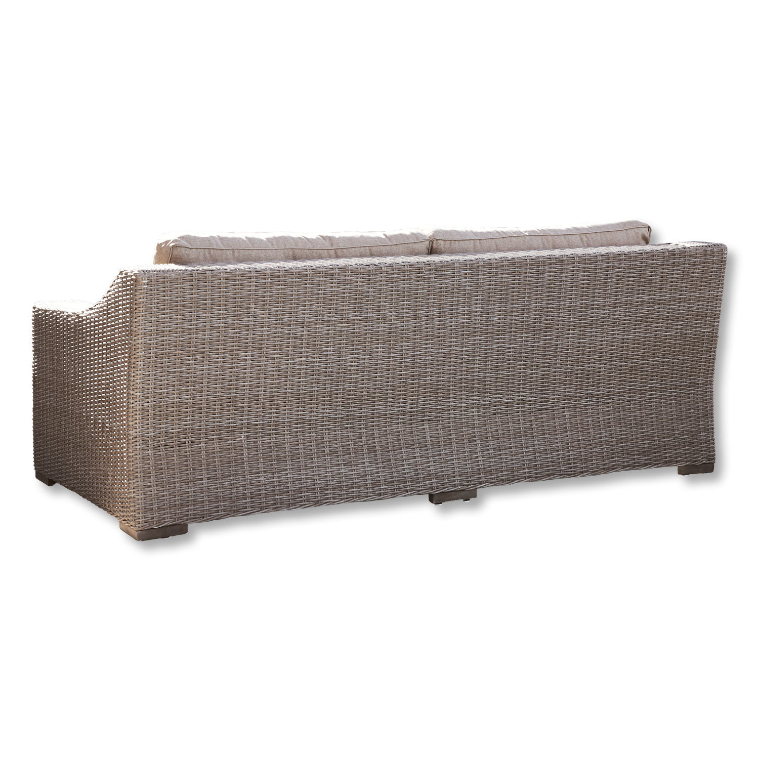 Beiges Sofa aus synthetischem Rattan mit hellen Kissen, komfortables Gartenmöbel