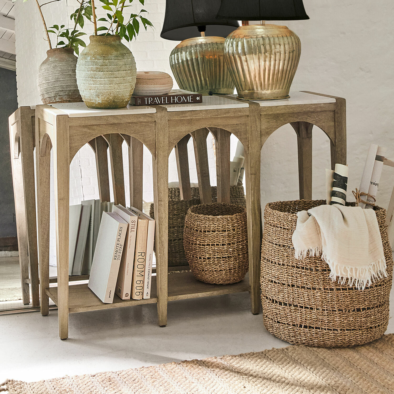 Holztisch mit Ablage und weißer Tischplatte, dekoriert mit Lampe und Vasen, natürliche Deko