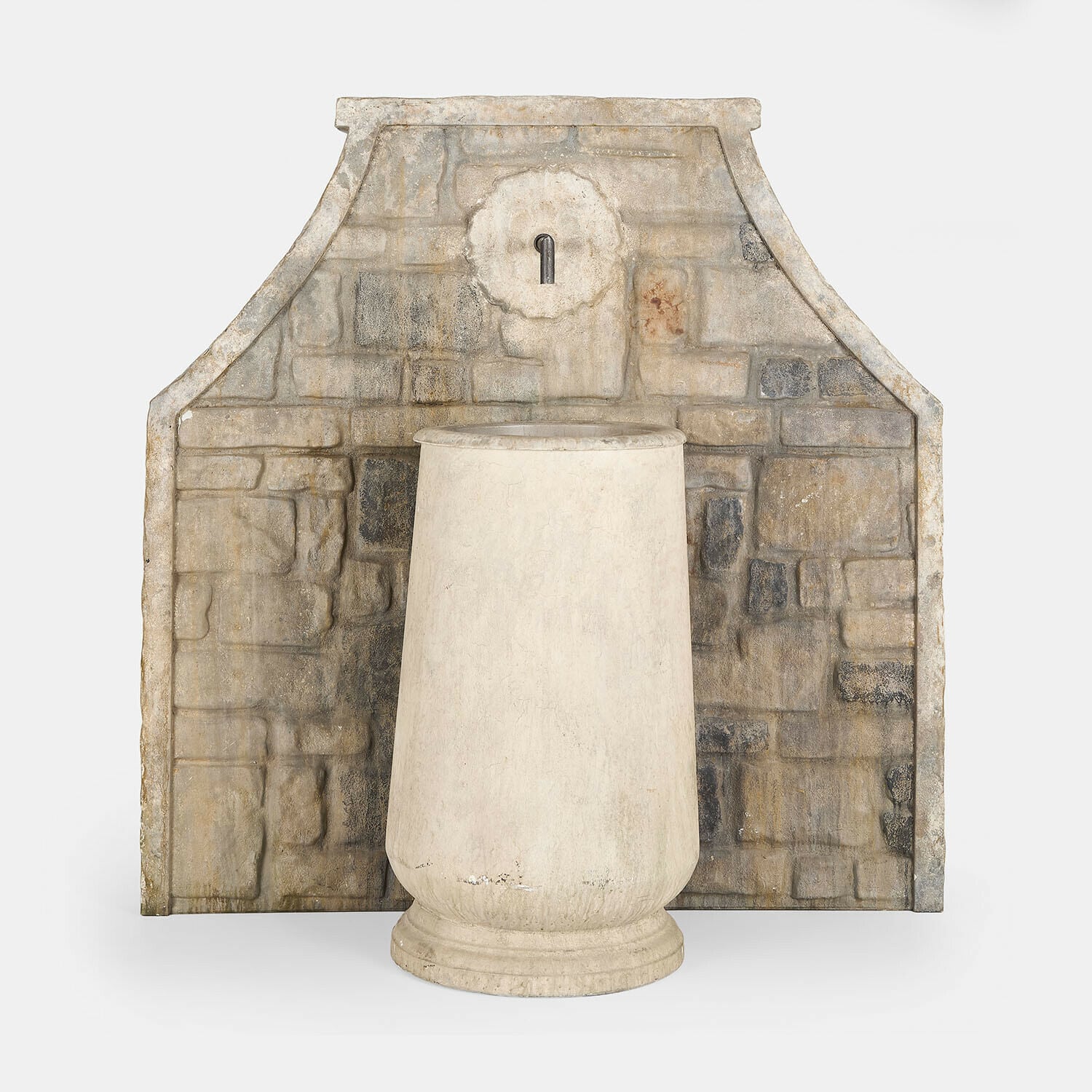 Dekorativer Wandbrunnen aus Stein in Grau- und Beigetönen für Garten oder Terrasse
