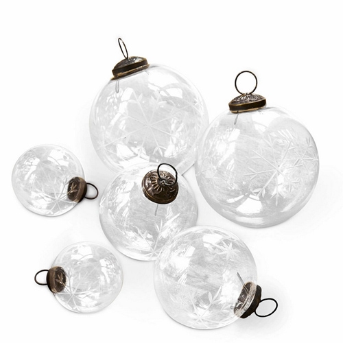Set aus transparenten Glas-Weihnachtskugeln mit Schneeflockenmuster und Metallaufhängung
