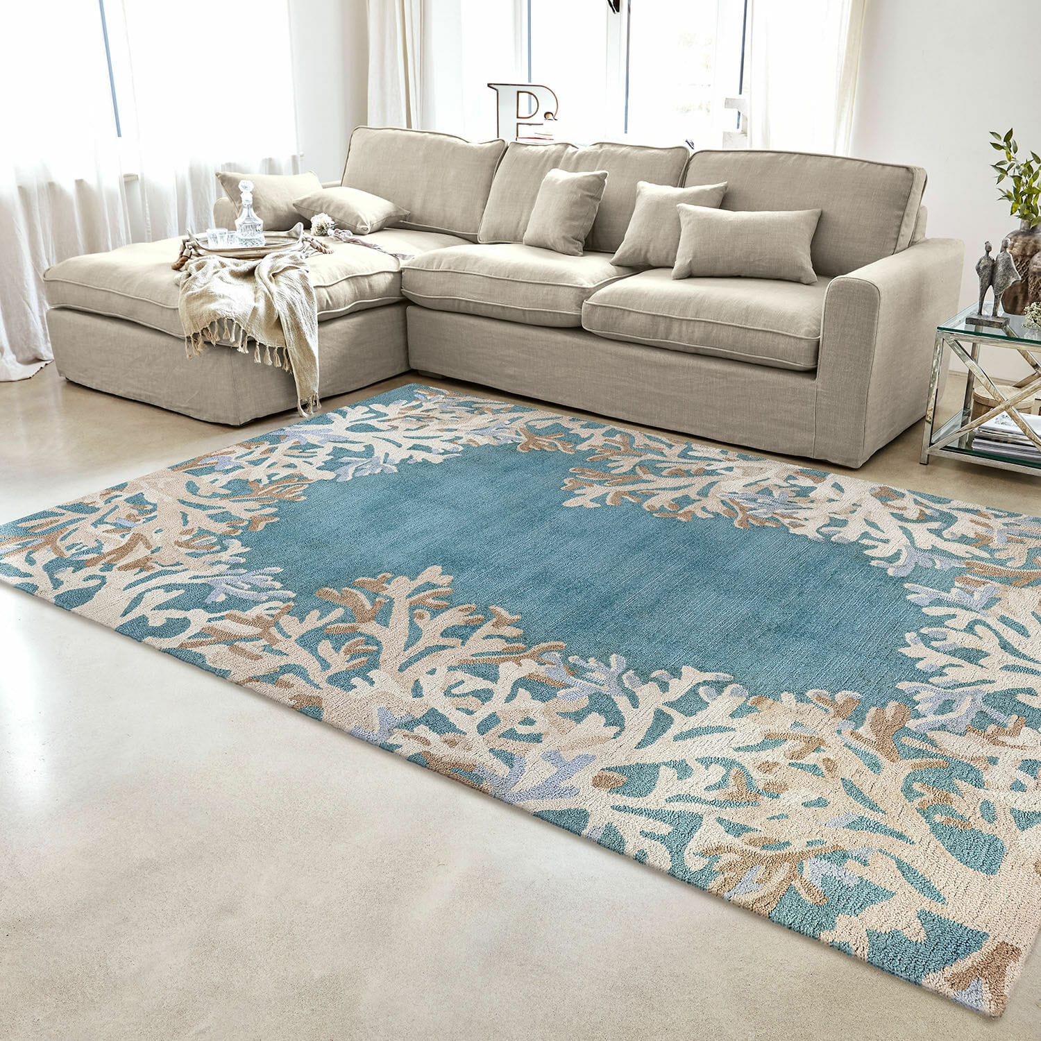 In- & Outdoorteppich Dorlancourt Blau-beiger Teppich mit Korallenmuster im modernen Wohnzimmer mit beigem Sofa