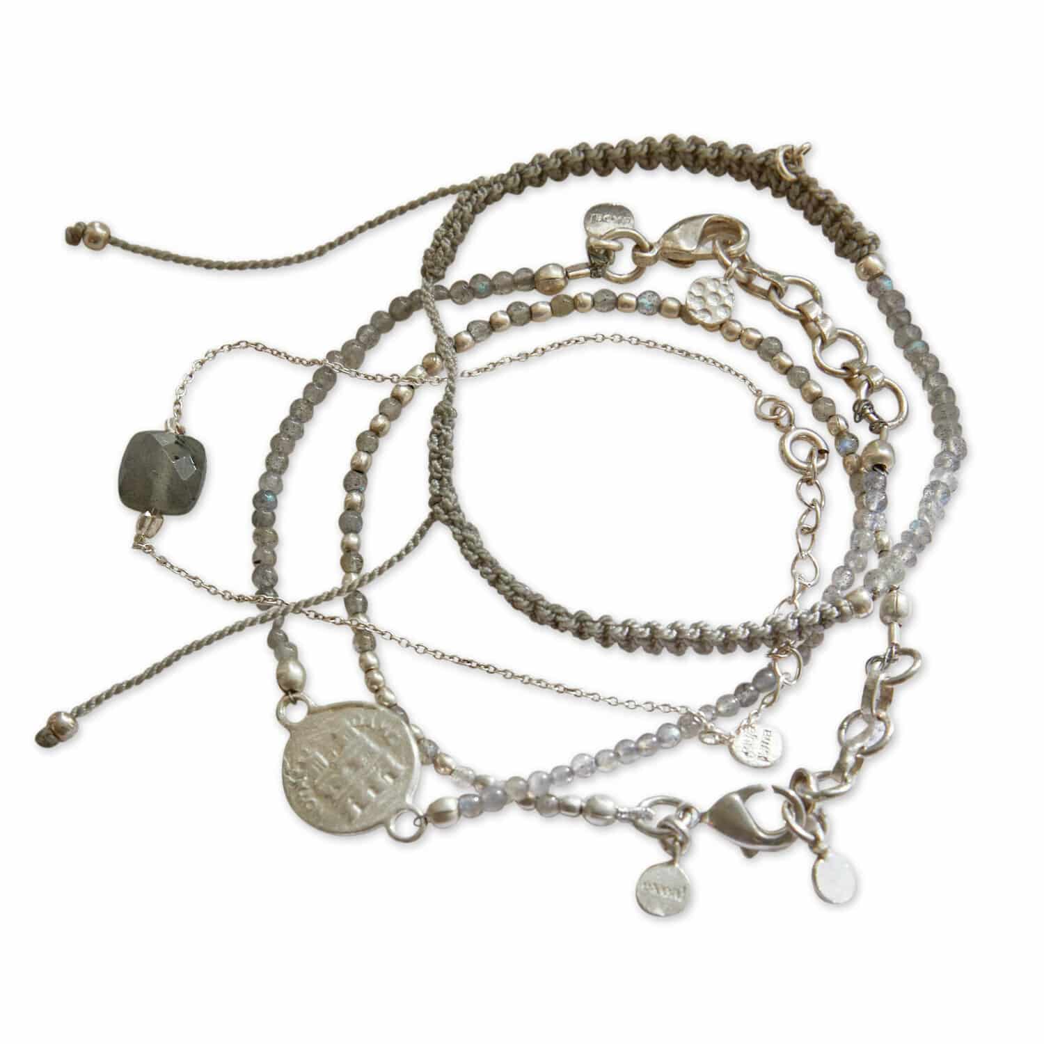 Set aus Armbändern mit grauen Steinen und silbernen Anhängern, modischer Damenschmuck