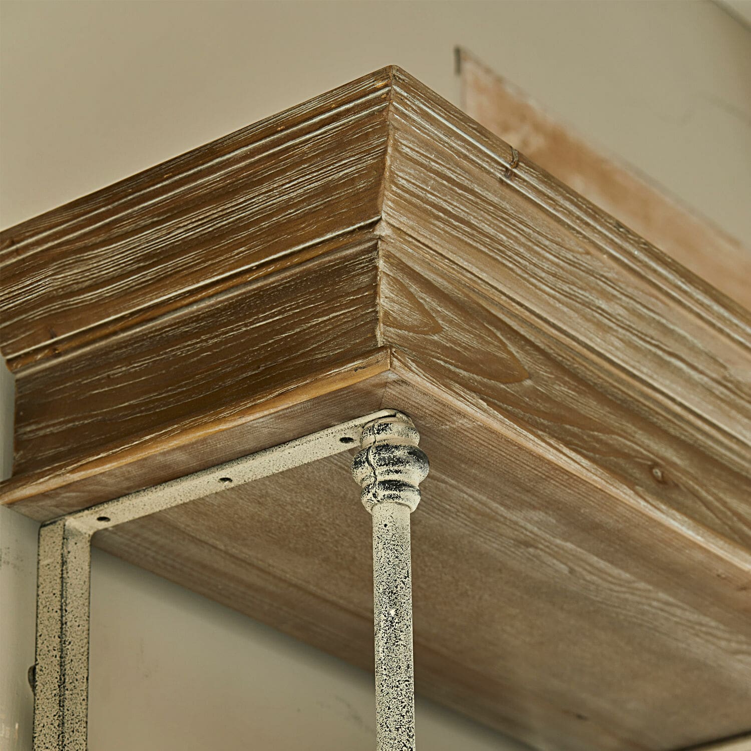 Holzregal mit Metallhalterungen im Vintage-Stil in natürlicher Holzfarbe