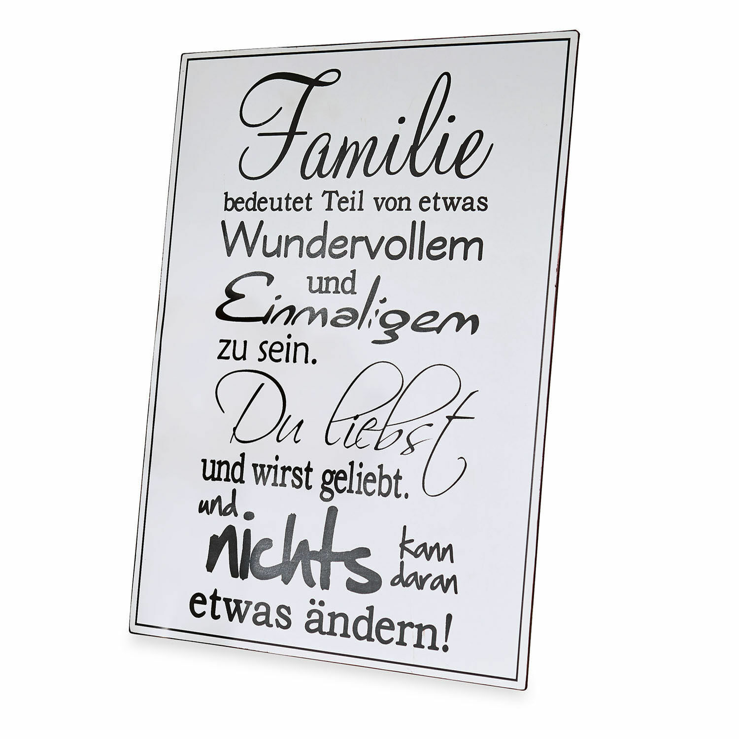 Weiße dekorative Tafel mit Familienspruch in verschiedenen Schriftarten für Zuhause