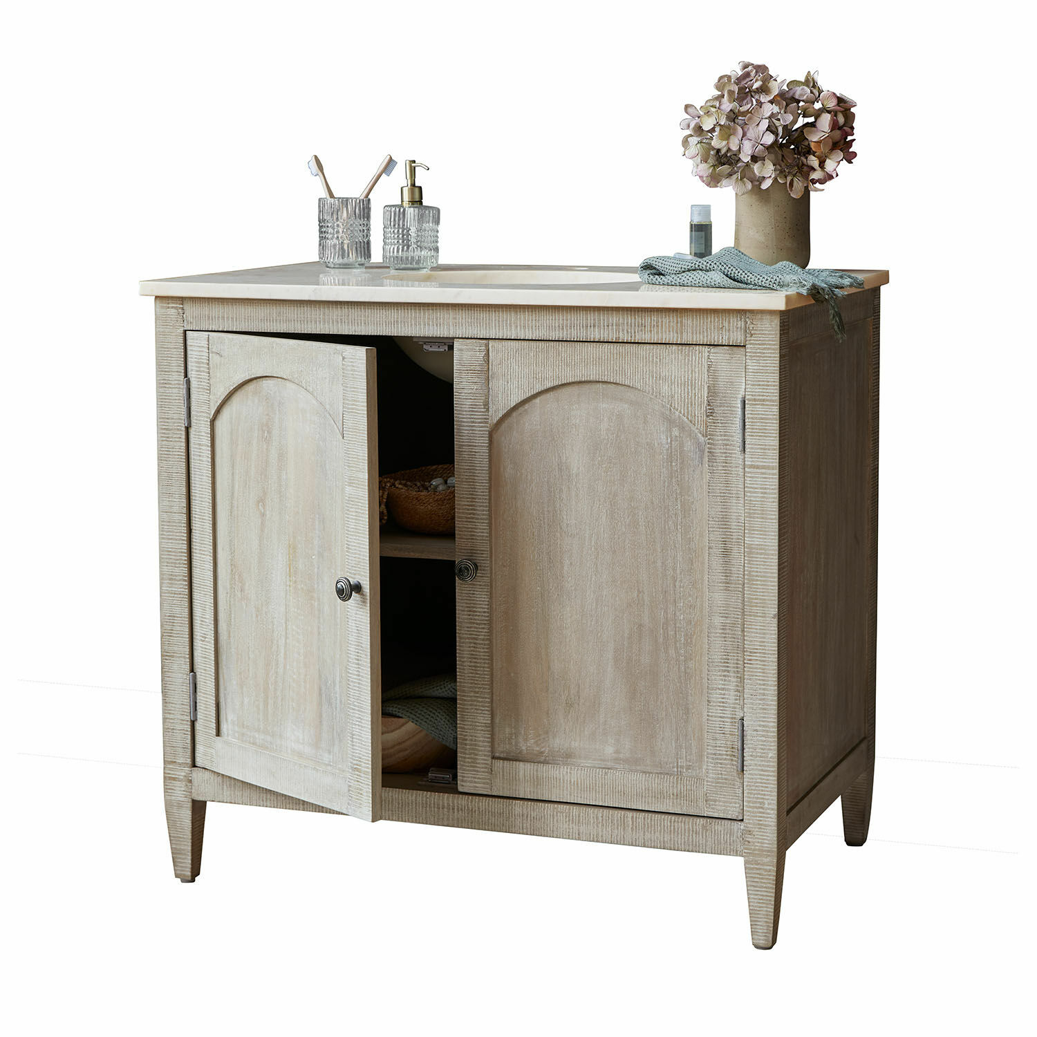 Waschtisch Strathmere Badschrank aus Holz in Naturfarbe mit Marmorplatte und Blumenarrangement