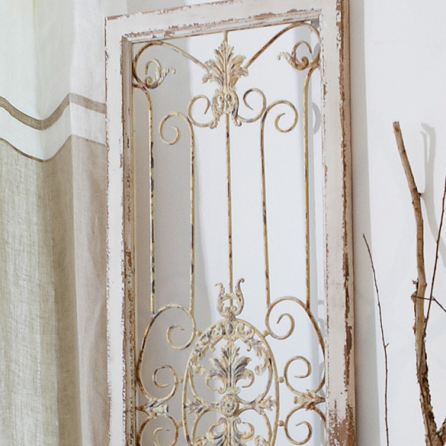 Dekoratives Metallgitter in weißem Shabby-Rahmen für Vintage-Wanddekoration im Innenbereich