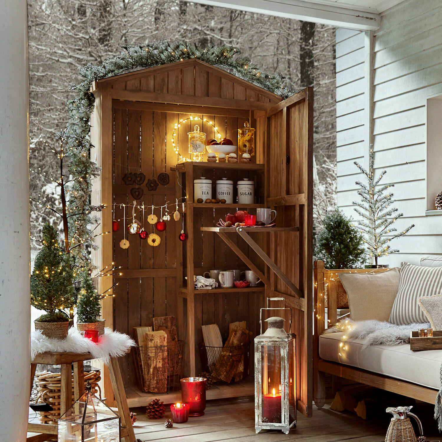 Holzschuppen mit Regalen, weihnachtlich beleuchtet und dekoriert auf einer gemütlichen Winterterrasse