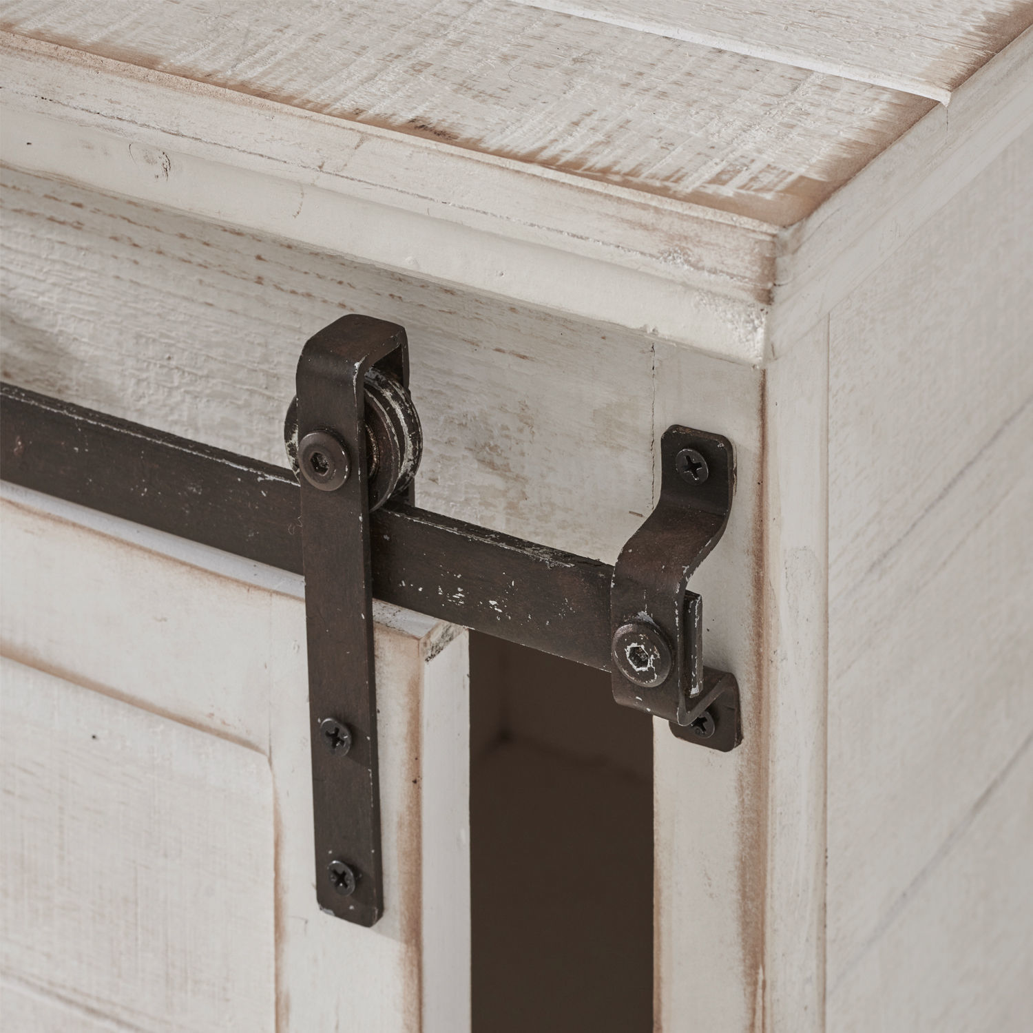 Schwarzer Metall-Schiebetürbeschlag an weißem Holz-Möbel im Vintage-Stil für Wohnzimmer
