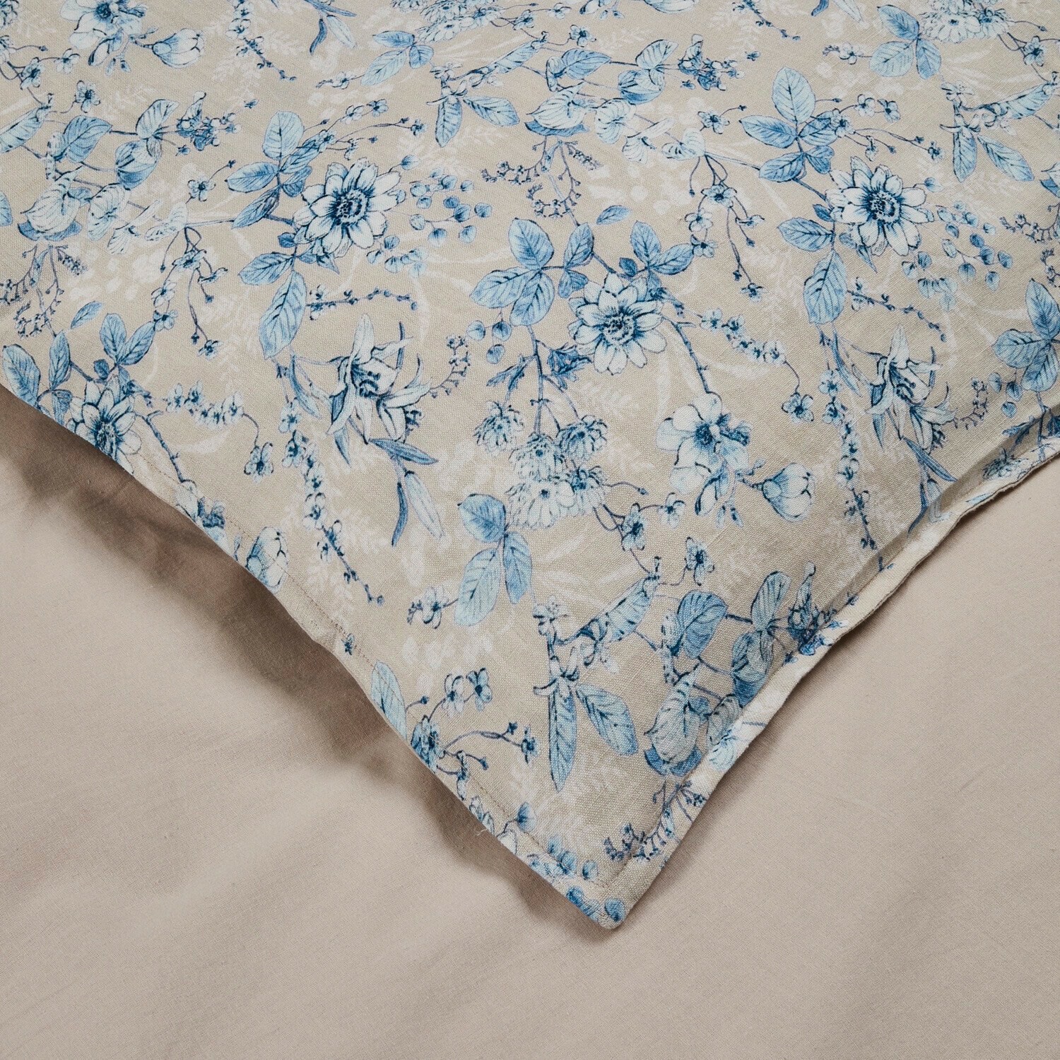 Beige Baumwoll-Kissenhülle mit blauem Blumenmuster, dekorativer Textilstoff für Schlafzimmer