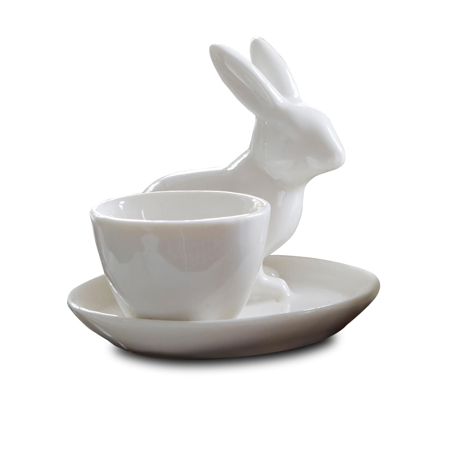 Weiße Keramiktasse mit Untertasse und Hasenfigur als Tischdekoration