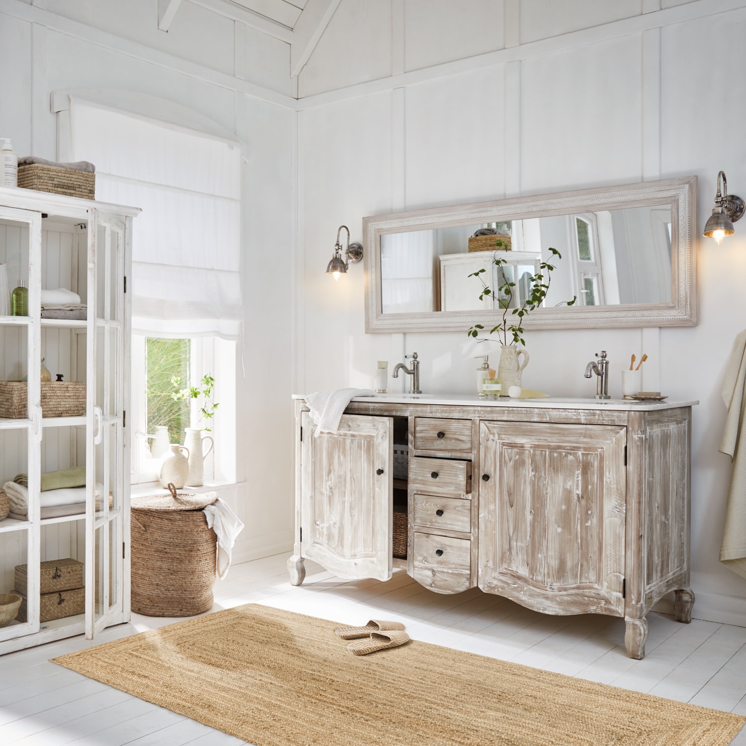 Rustikaler Badezimmerschrank aus weiß gewaschenem Holz mit großem Spiegel und natürlichem Teppich