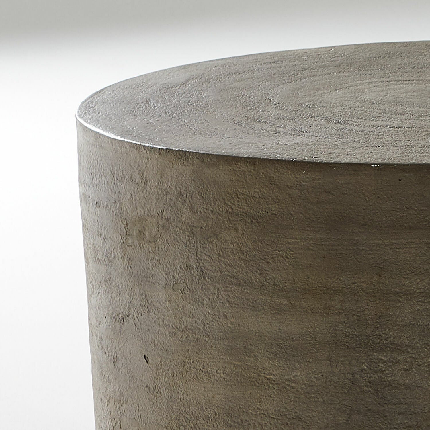 Runde Tischplatte aus grauem Beton mit roher Oberfläche für industriellen Einrichtungsstil