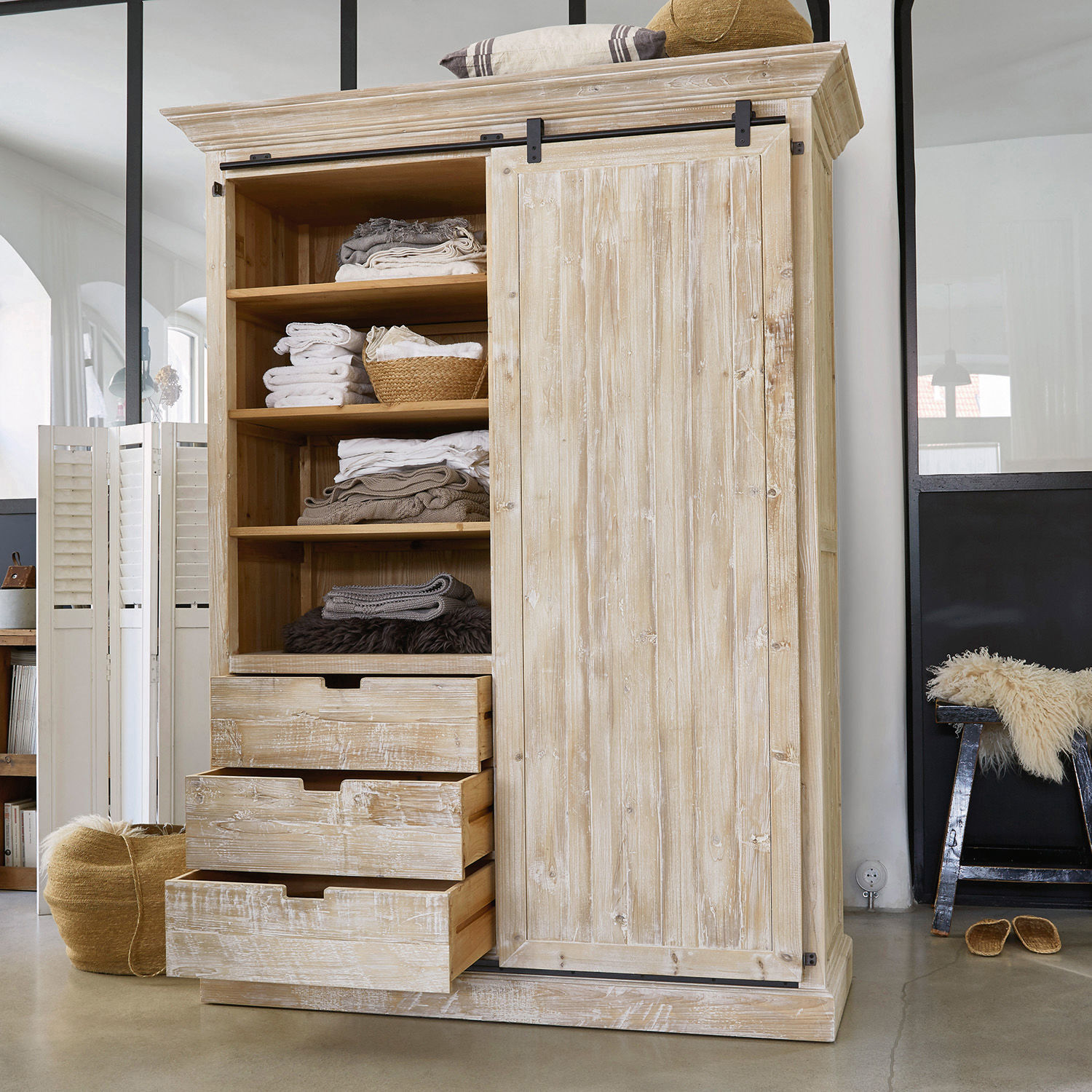 Schrank aus weiß gewaschenem Kiefernholz mit Schubladen und Regalen für Textilien im Vintage-Stil