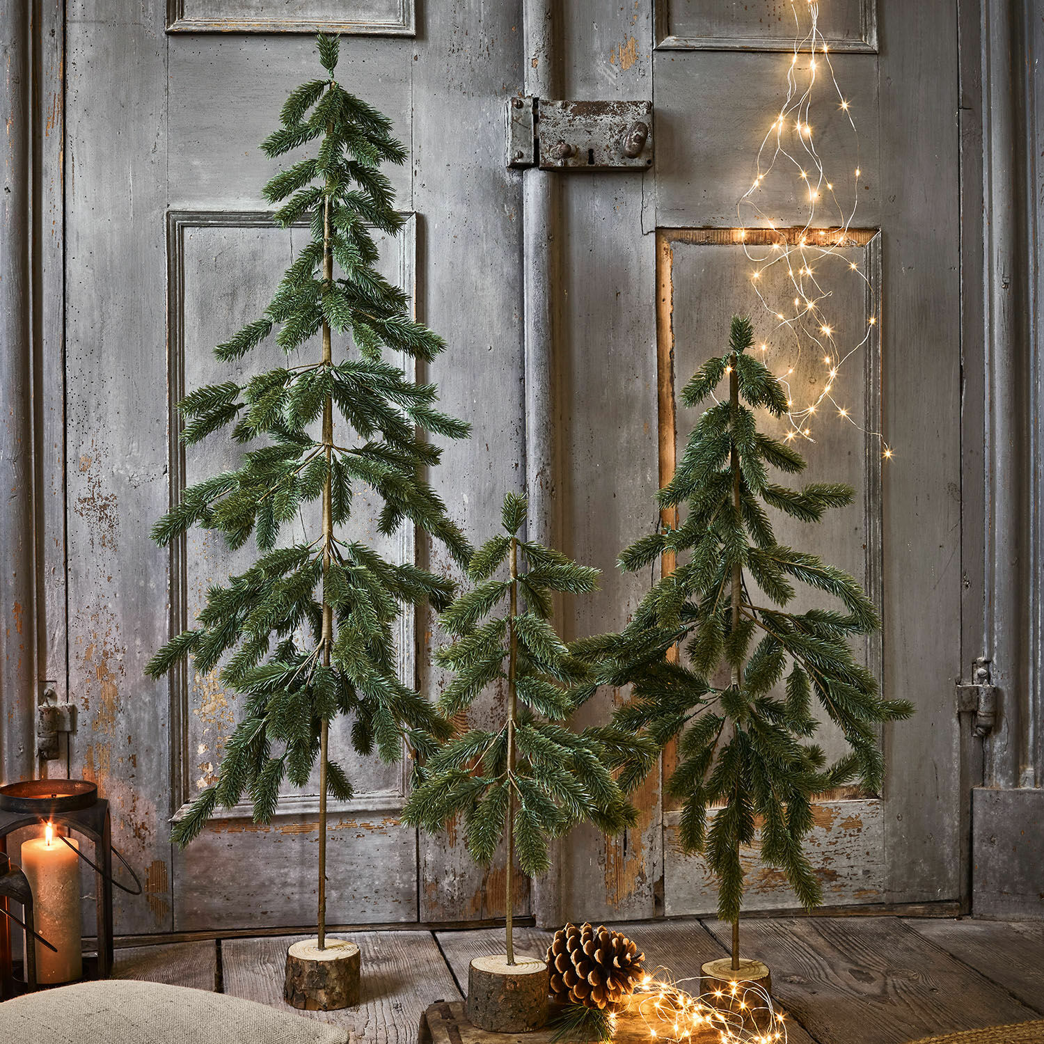 Weihnachtsbaum 3er Set Lorin Drei dekorative grüne Tannen auf Holzsockeln mit LED-Lichterkette und Kieferzapfen als Deko