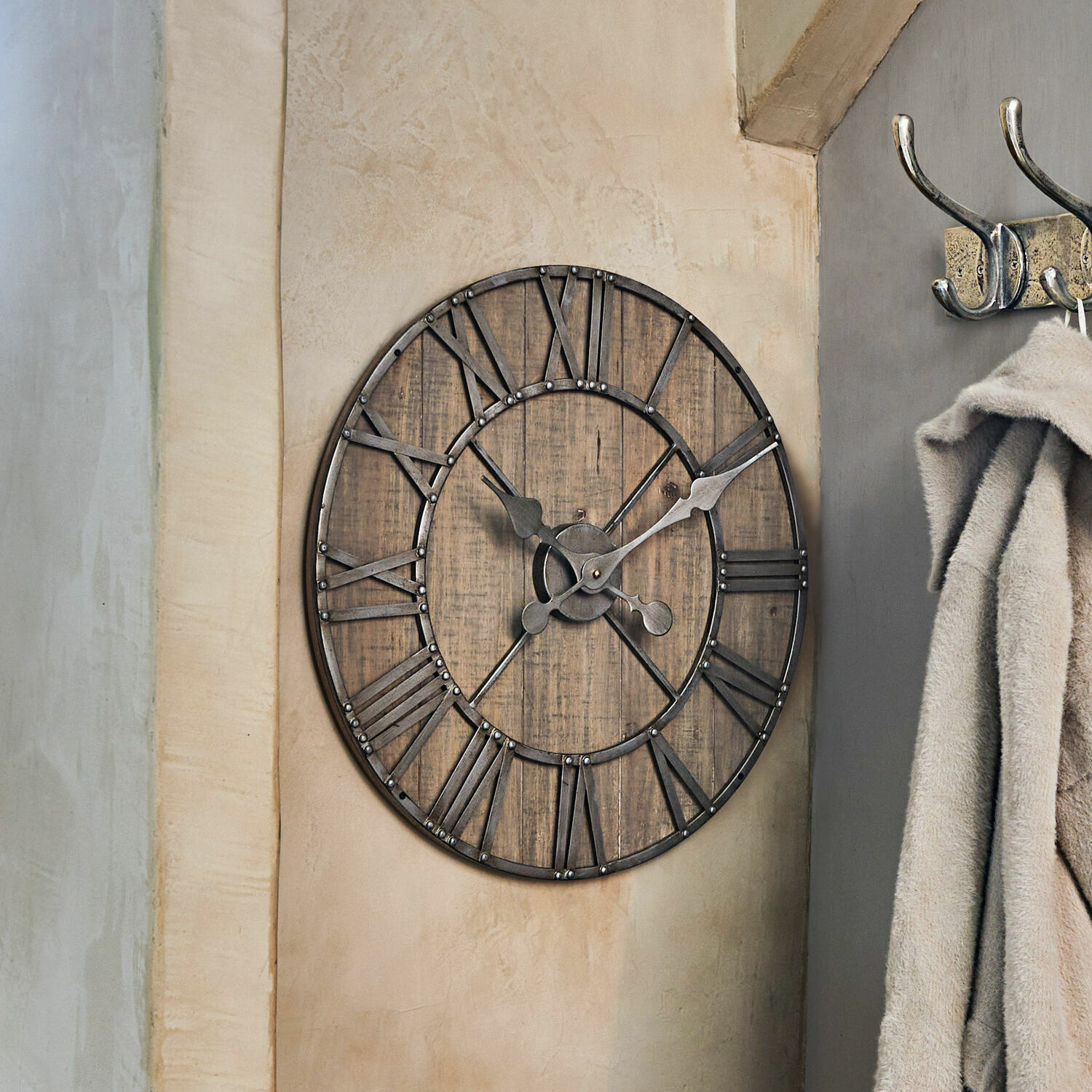 Große runde Wanduhr aus Holz und Metall im Vintage-Stil zur Inneneinrichtung
