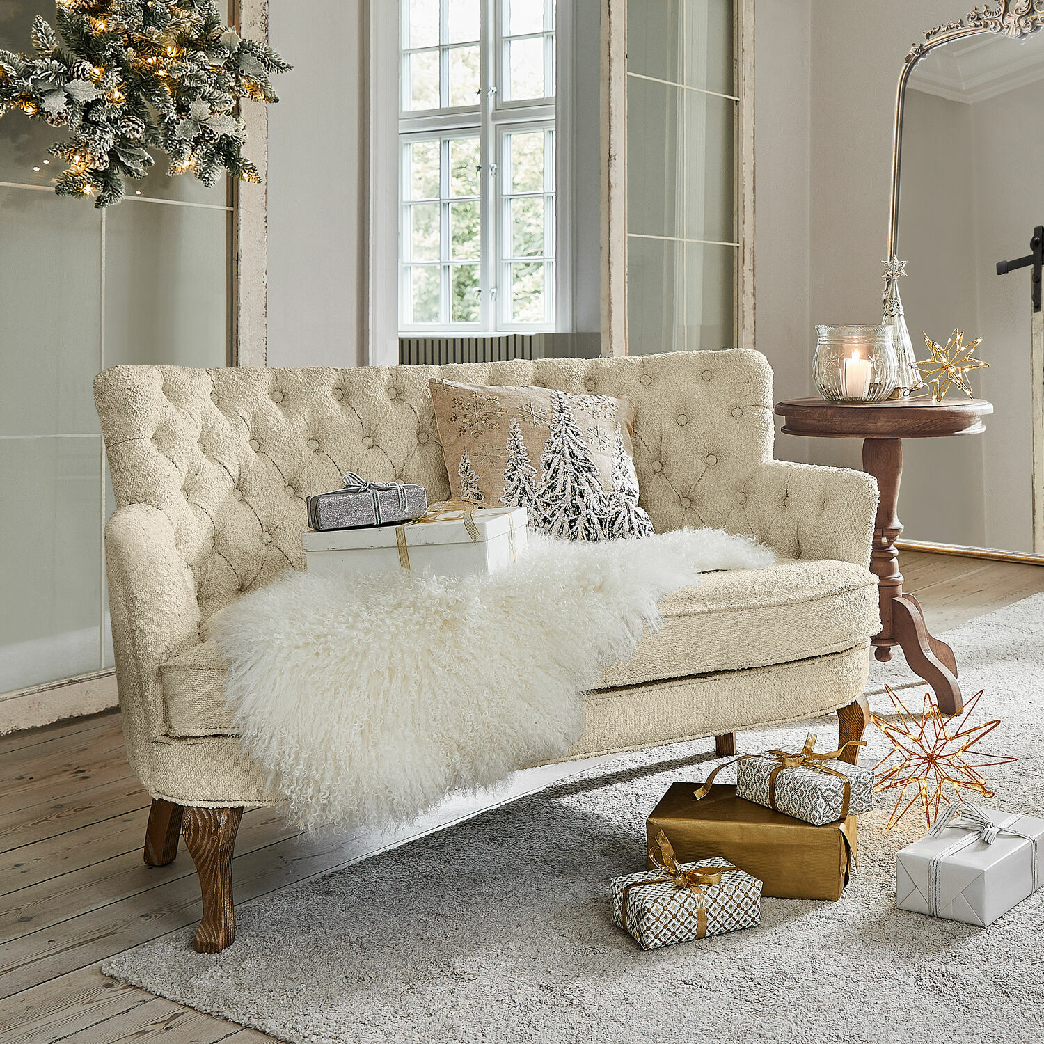 Sofa Calgary Beige bezogene Sofa mit Holzbeinen, dekorativem Kissen und Fellüberwurf, weihnachtliche Dekorationen