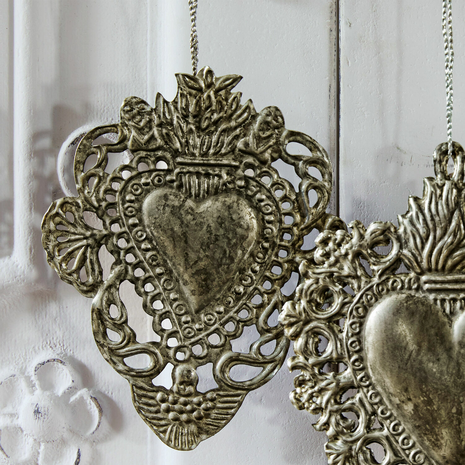 Metall-Herzanhänger mit Ornamenten in antik-silberner Farbe als Wohnaccessoire