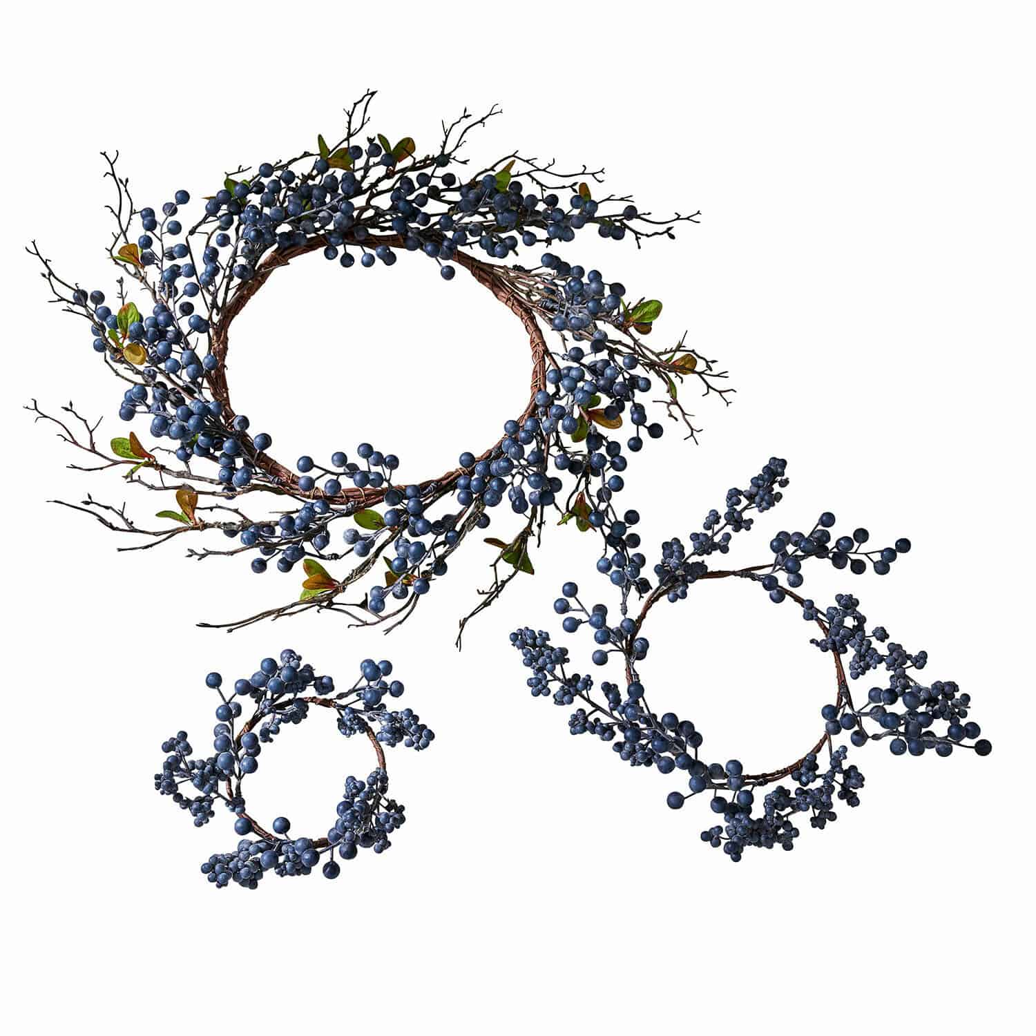 Set aus drei dekorativen Kränzen mit Zweigen und blauen Beeren für Wohn- und Saison-Dekoration