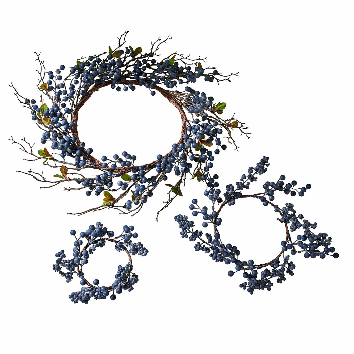 Kranz 3er Set Kireen Set aus drei dekorativen Kränzen mit Zweigen und blauen Beeren für Wohn- und Saison-Dekoration
